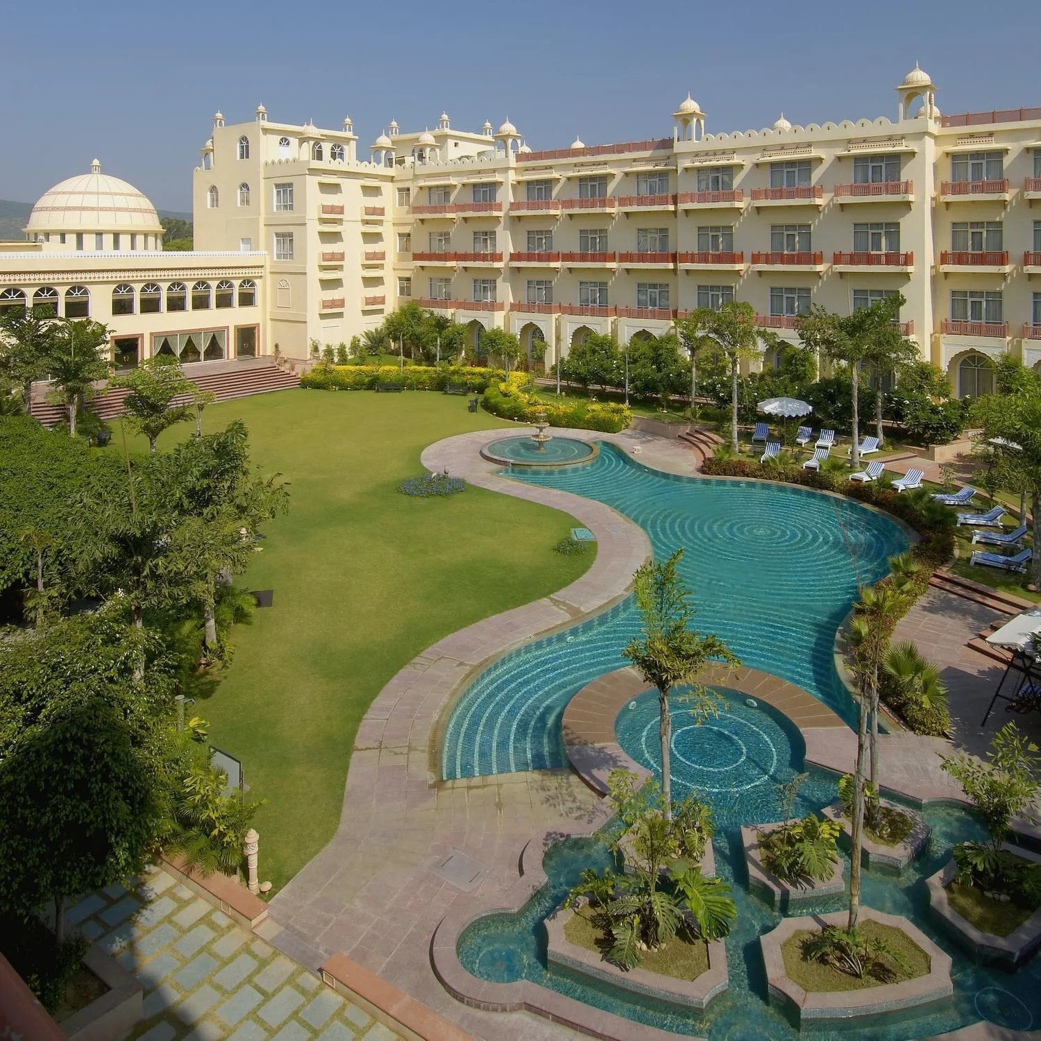 Swimming pool in Le Meridien Jaipur Resort & Spa
