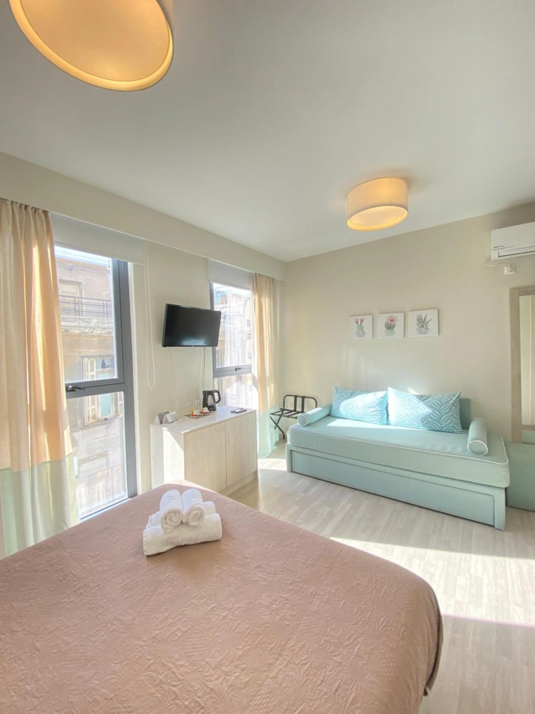 Bedroom, Bed in Tins Hotel City - Athens