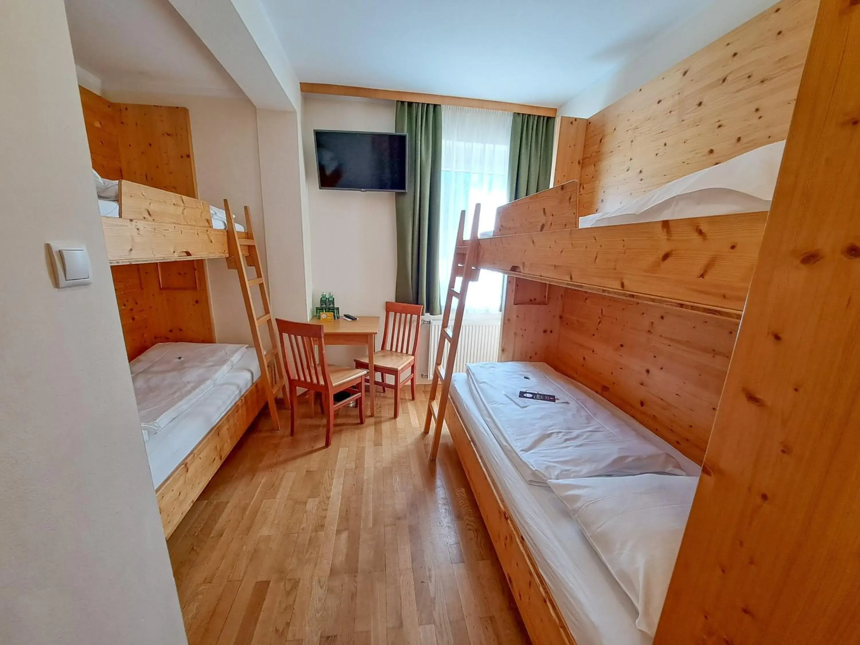 Low Budget Quadruple Room in JUFA Hotel Bad Aussee Low Budget Quadruple Room in JUFA Hotel Bad Aussee