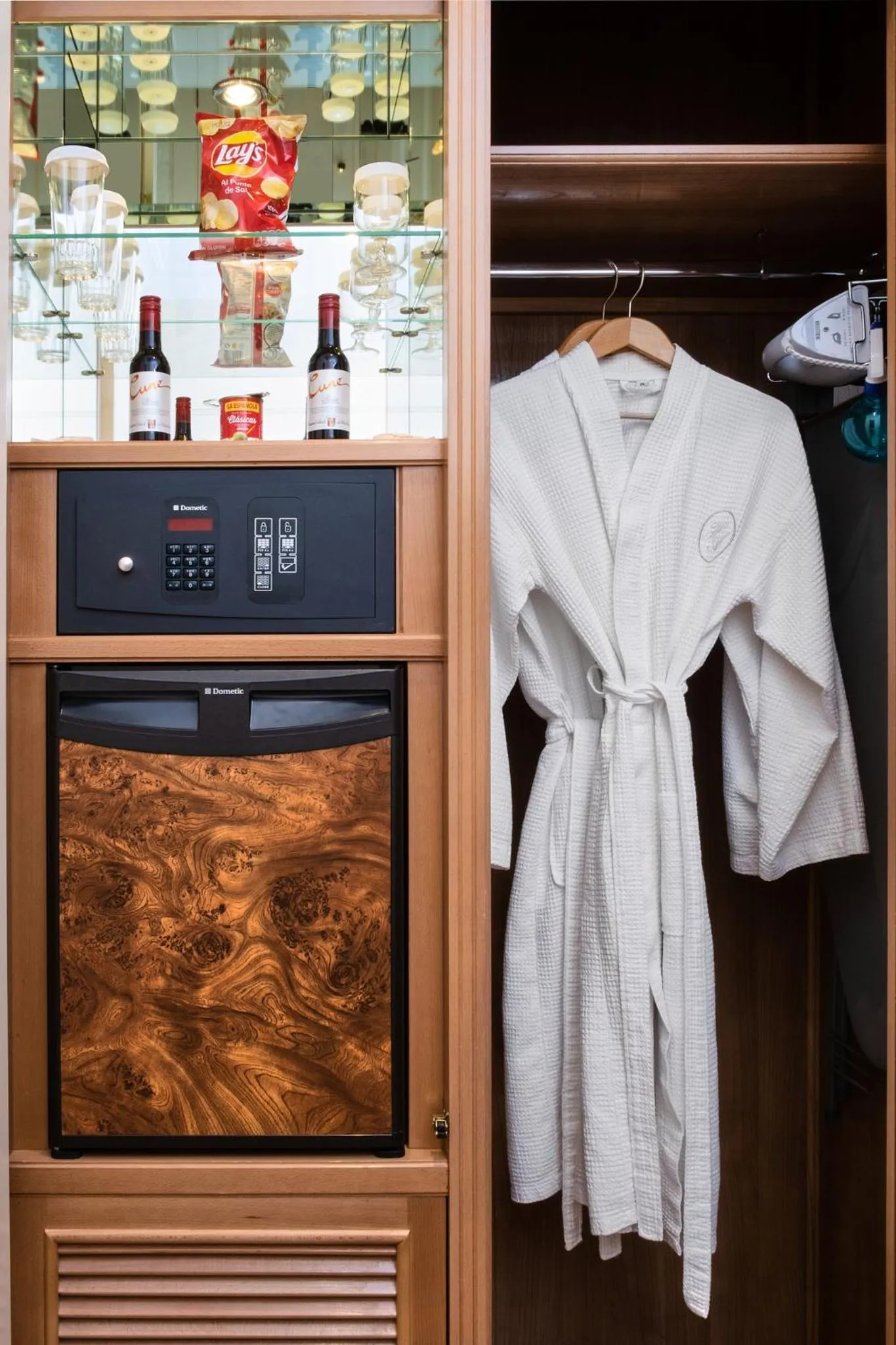 wardrobe in Hotel Atlántico