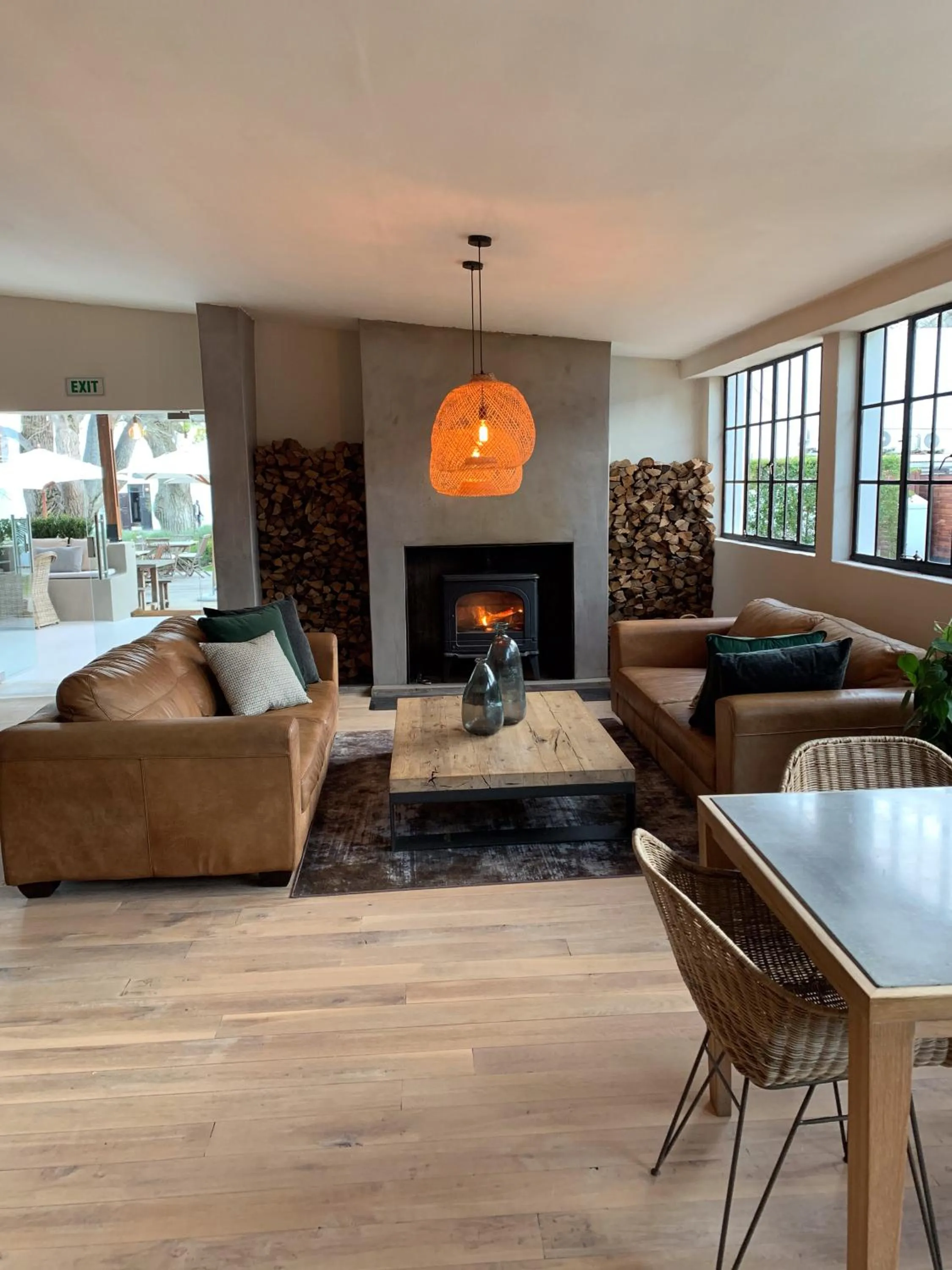 Restaurant/places to eat in La Paris Estate