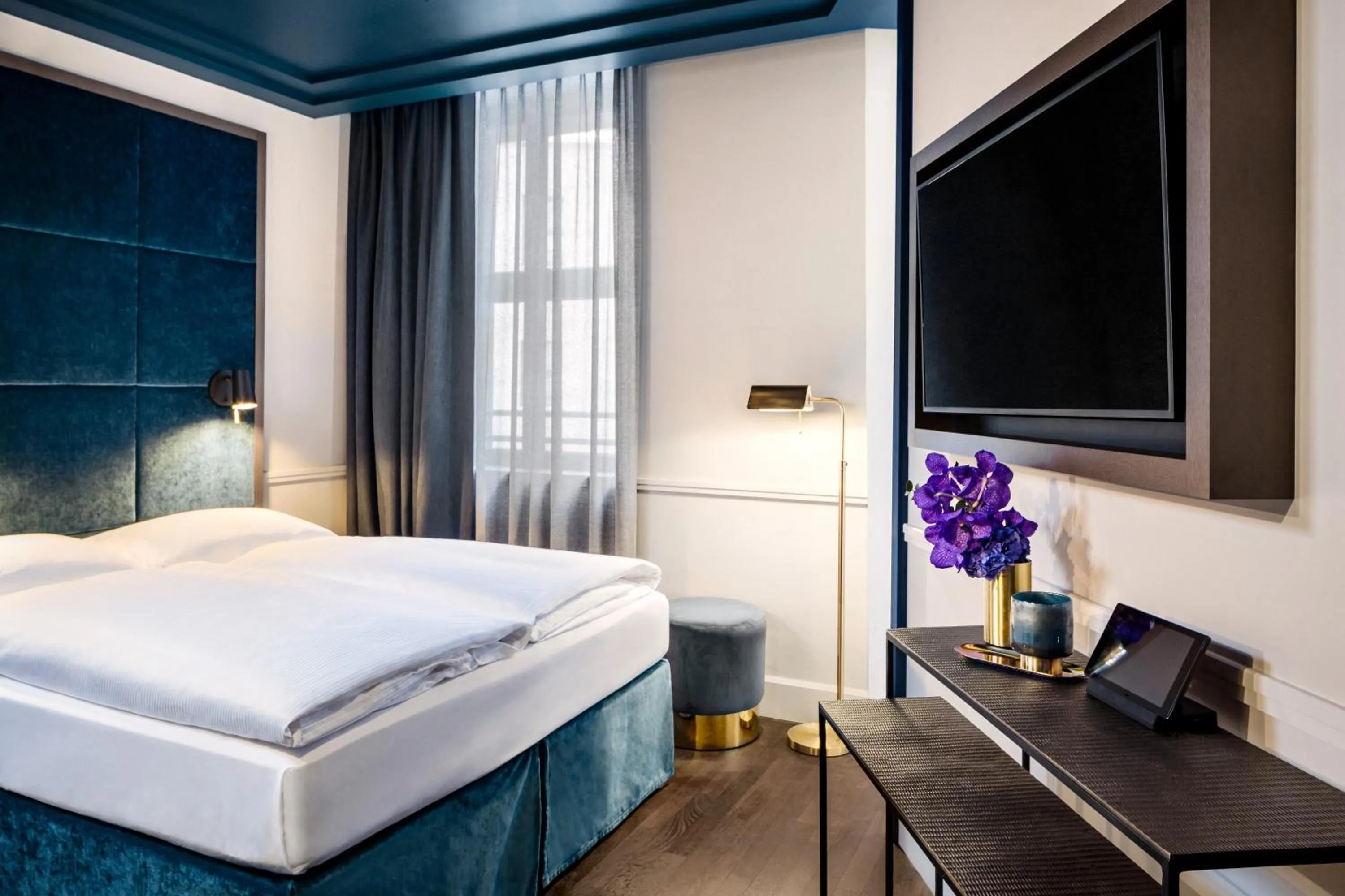 TV and multimedia, Bed in Hotel AMO by AMANO Friedrichstraße