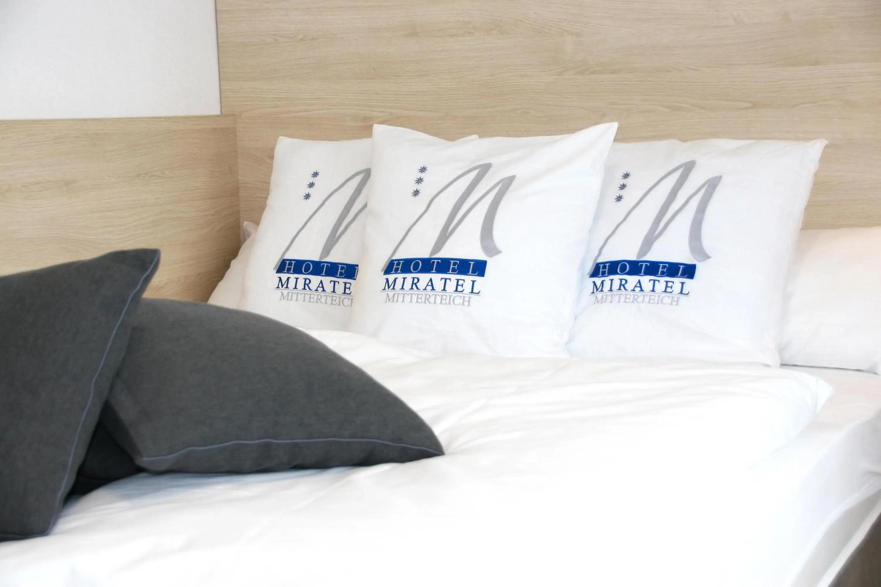 Photo of the whole room, Bed in Miratel