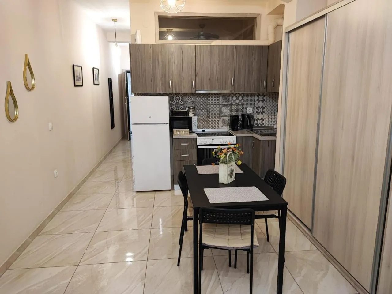 Dining area in G&M Luxury Studios