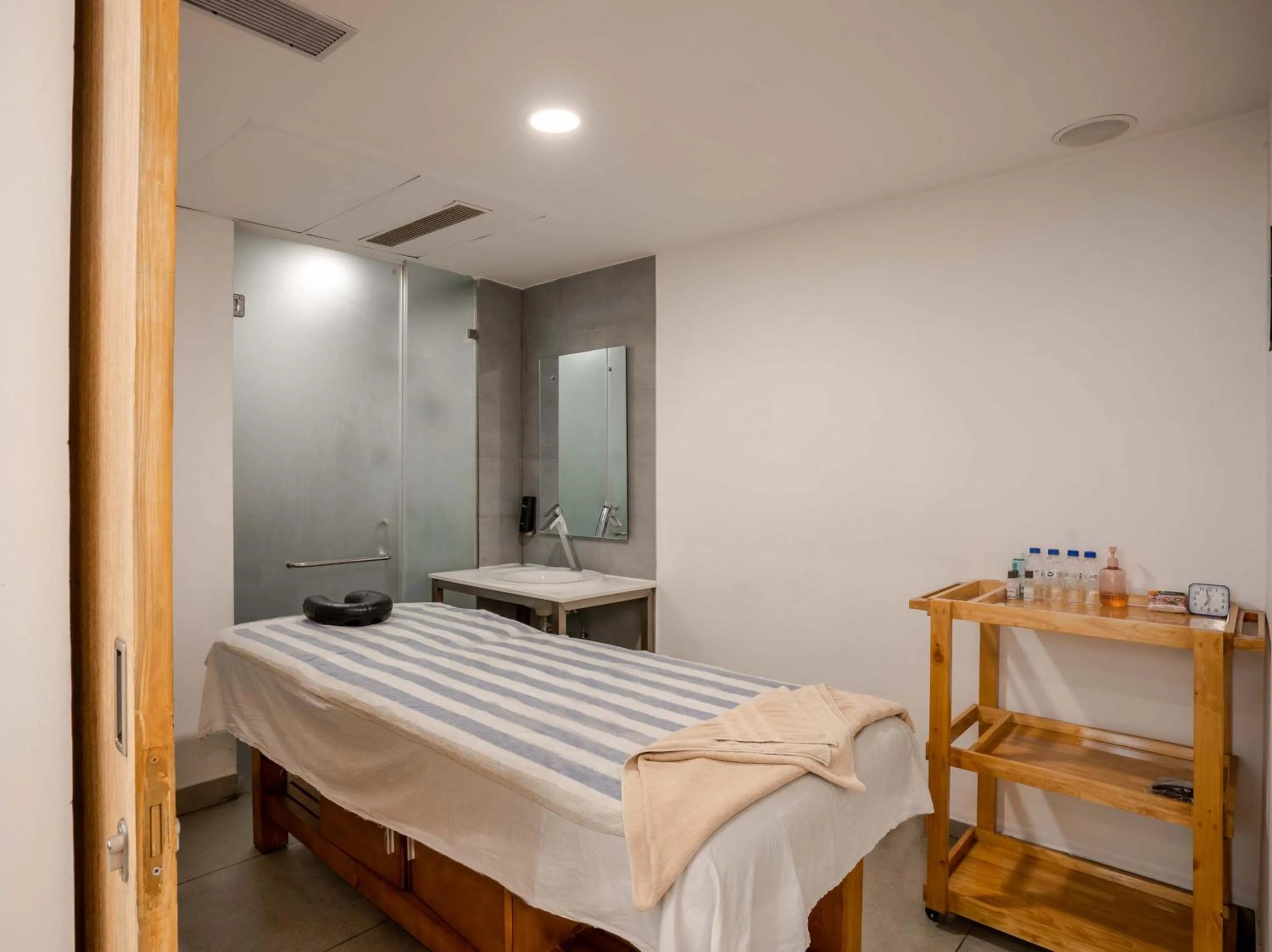 Spa and wellness centre/facilities, Bed in Sunday Hotel Chandigarh Zirakpur