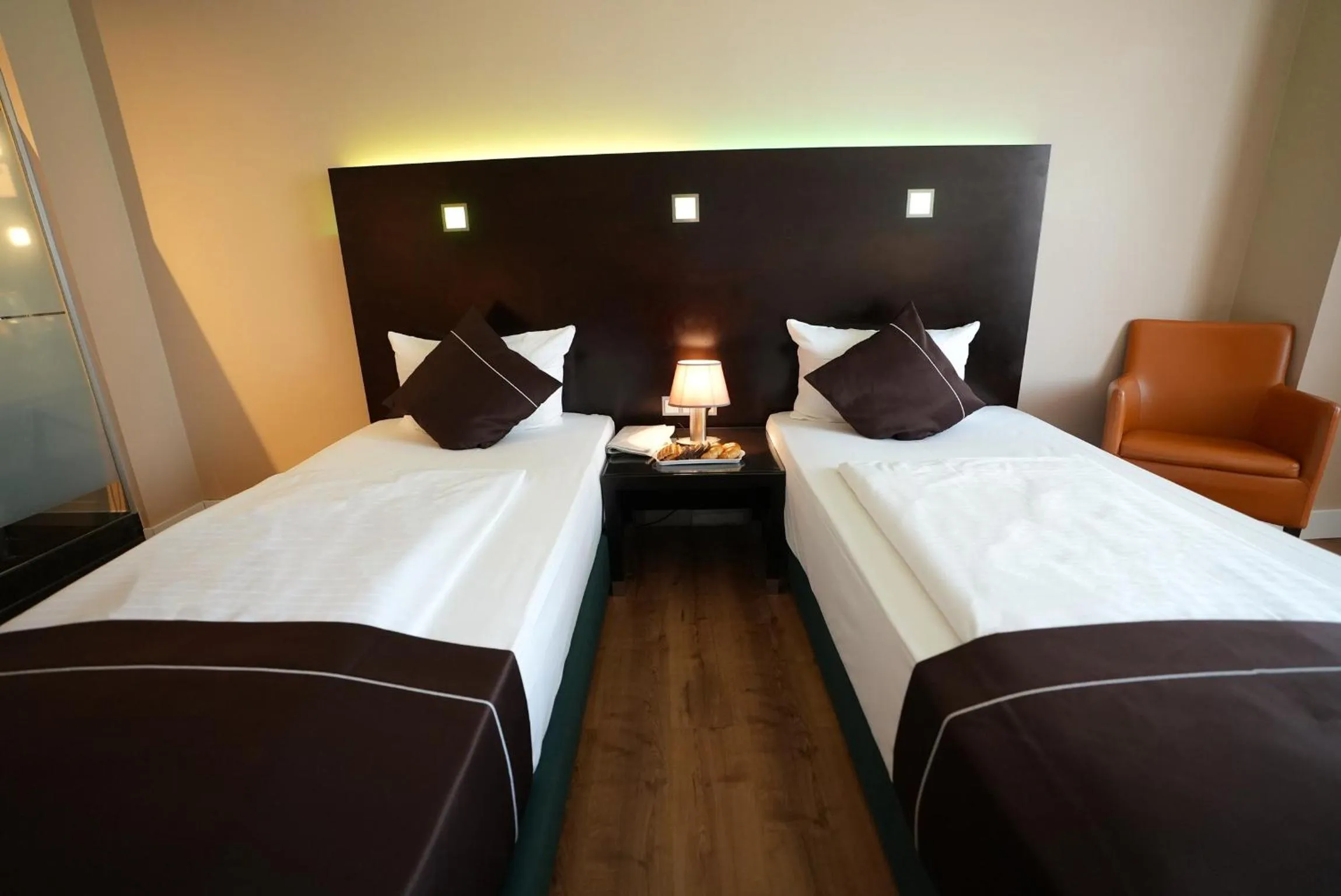 Photo of the whole room, Bed in Hotel Lumière an der Messe