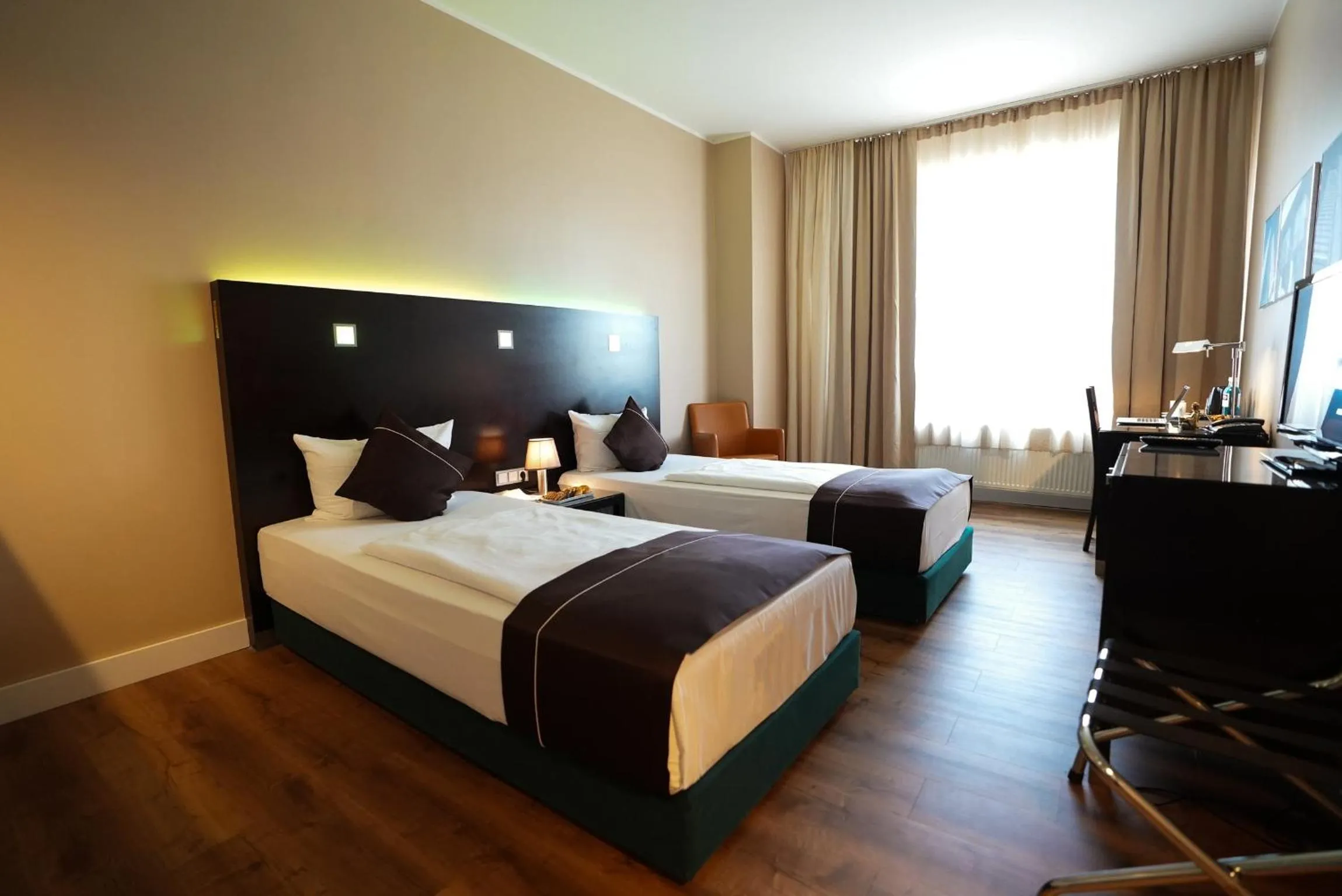 Photo of the whole room, Bed in Hotel Lumière an der Messe