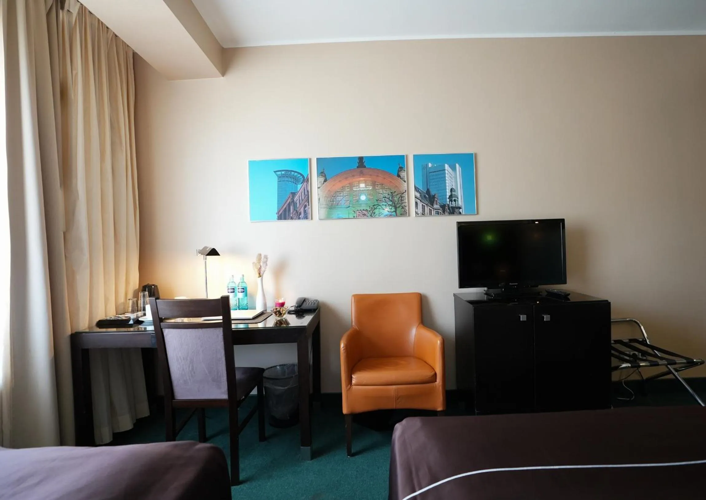 Photo of the whole room, Bed in Hotel Lumière an der Messe