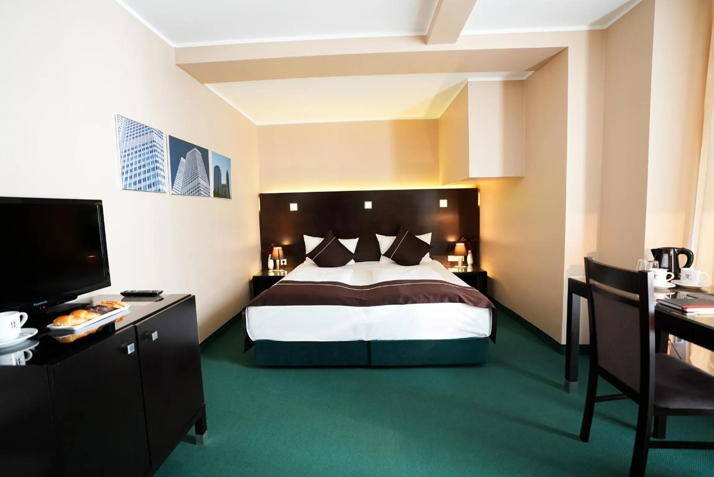 Photo of the whole room, Bed in Hotel Lumière an der Messe