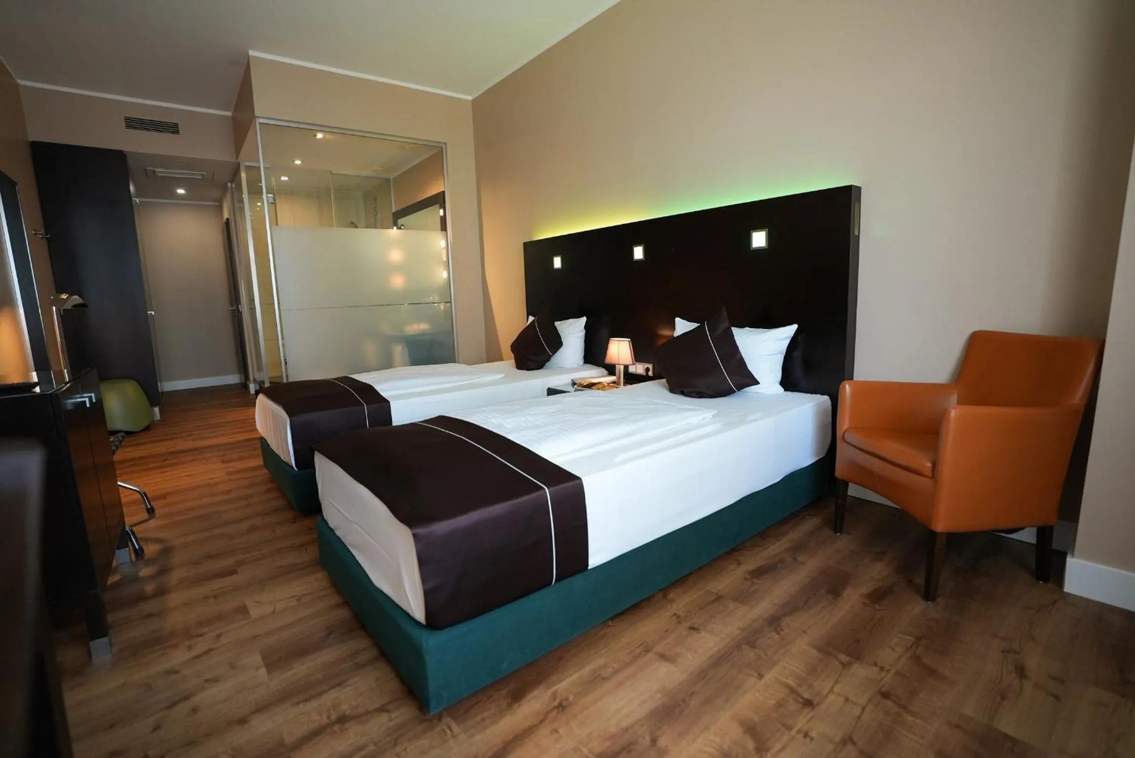 Photo of the whole room, Bed in Hotel Lumière an der Messe