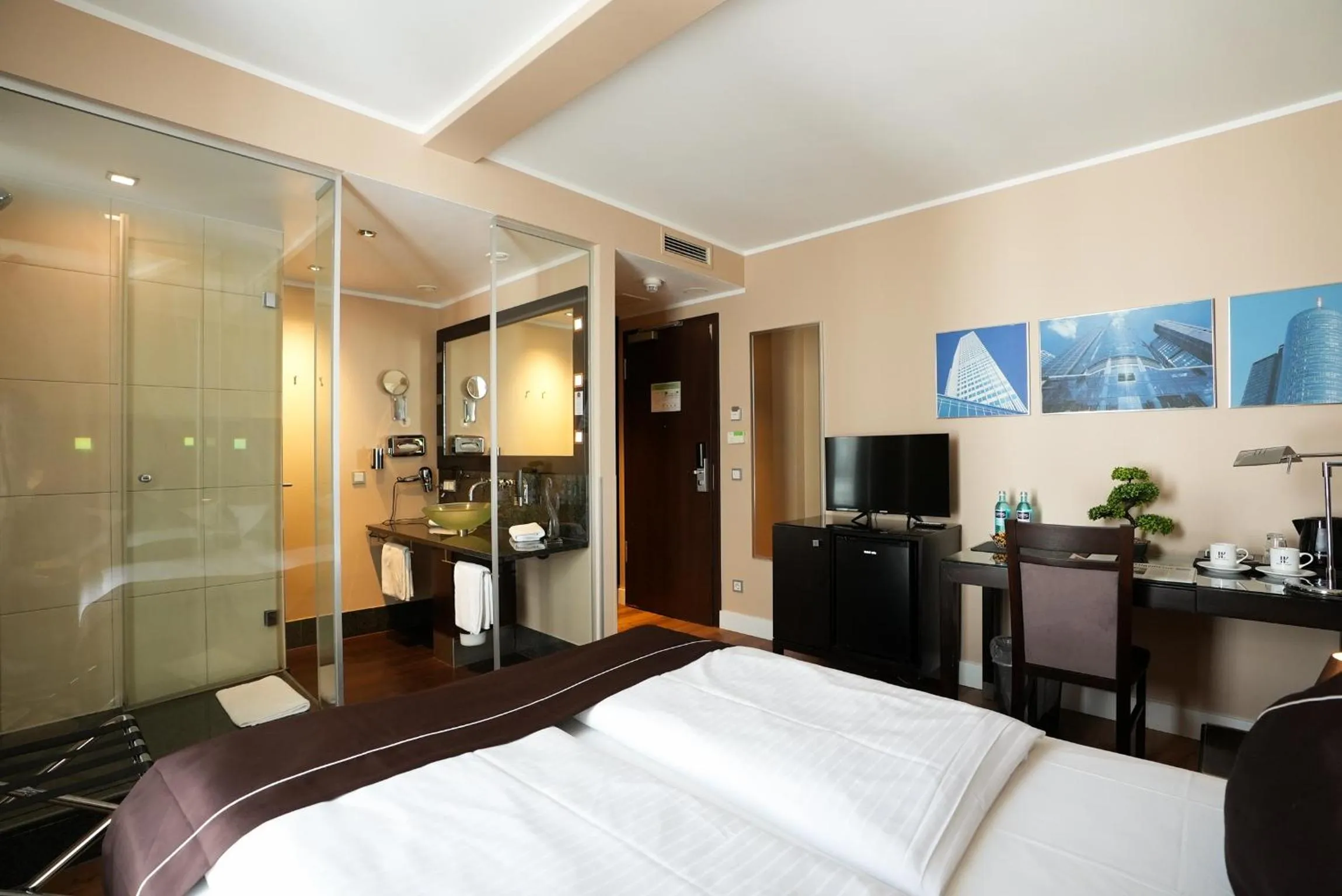 Photo of the whole room, Bed in Hotel Lumière an der Messe