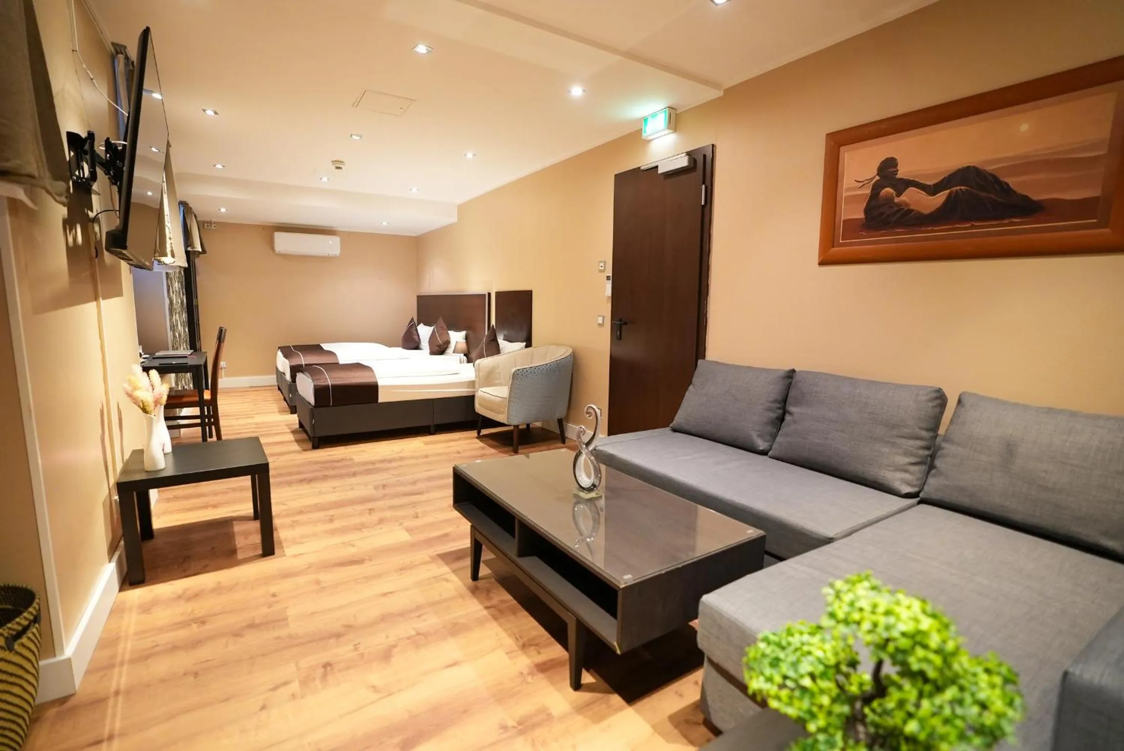 Photo of the whole room, Bed in Hotel Lumière an der Messe