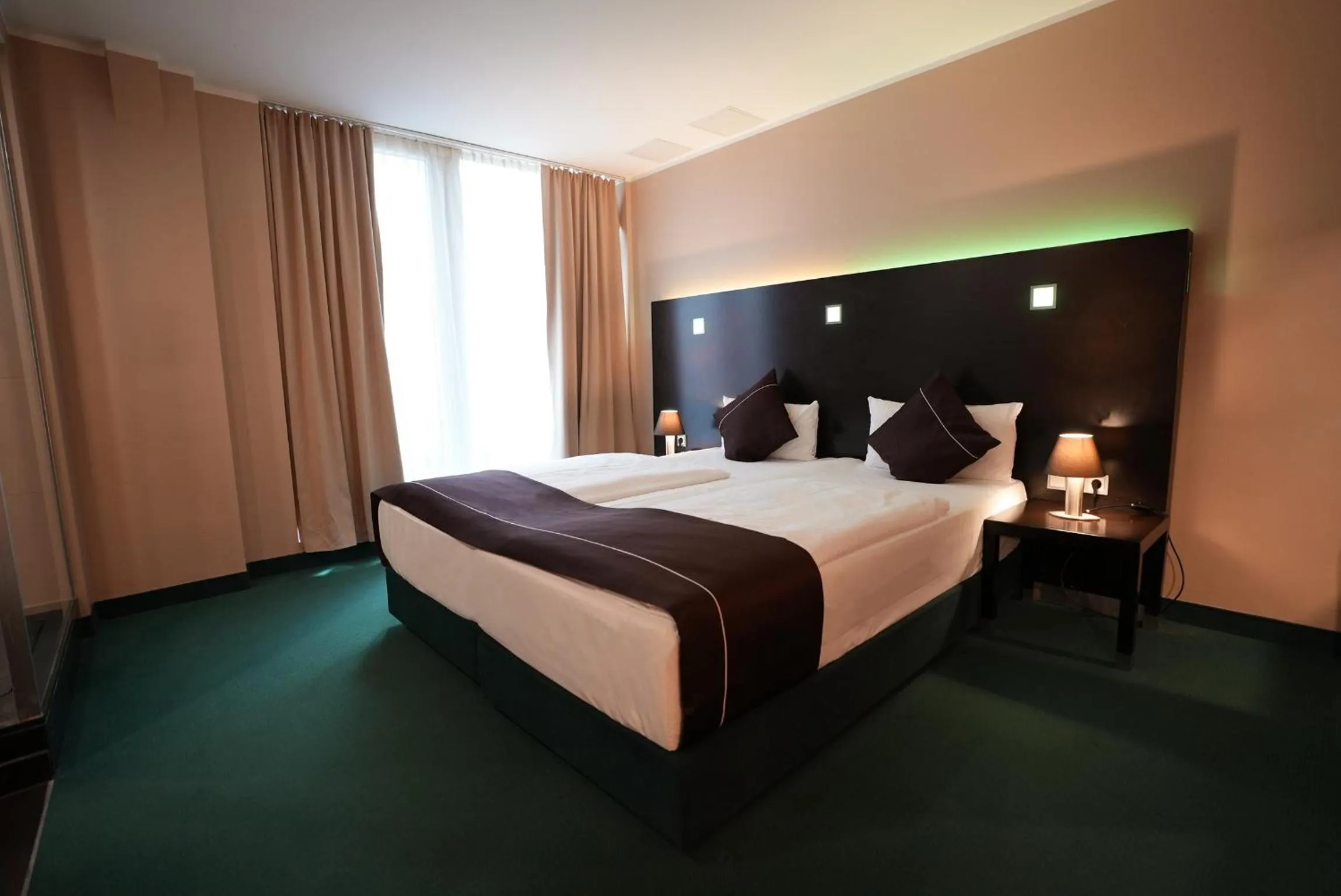 Photo of the whole room, Bed in Hotel Lumière an der Messe