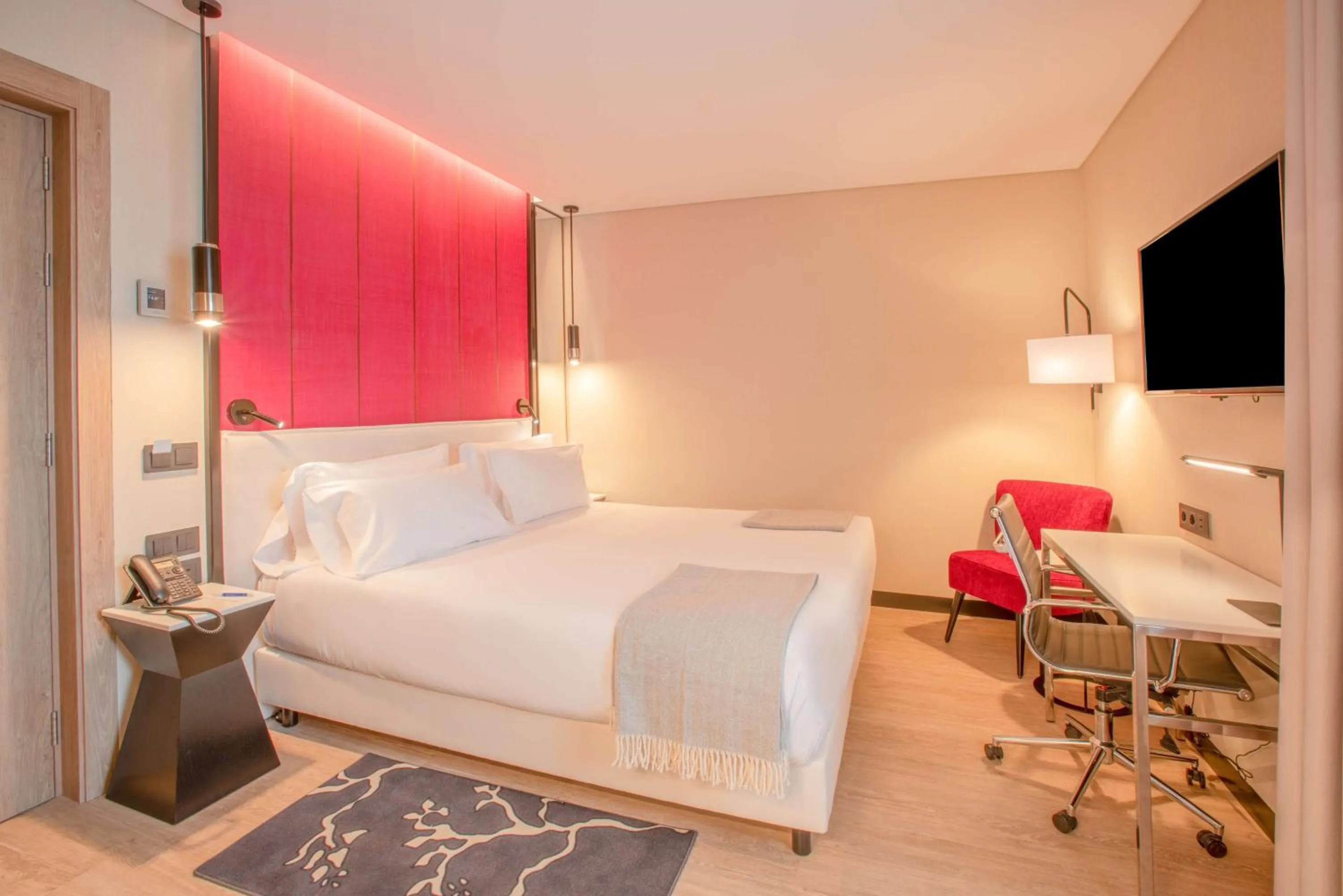 Photo of the whole room, Bed in NH Porto Jardim