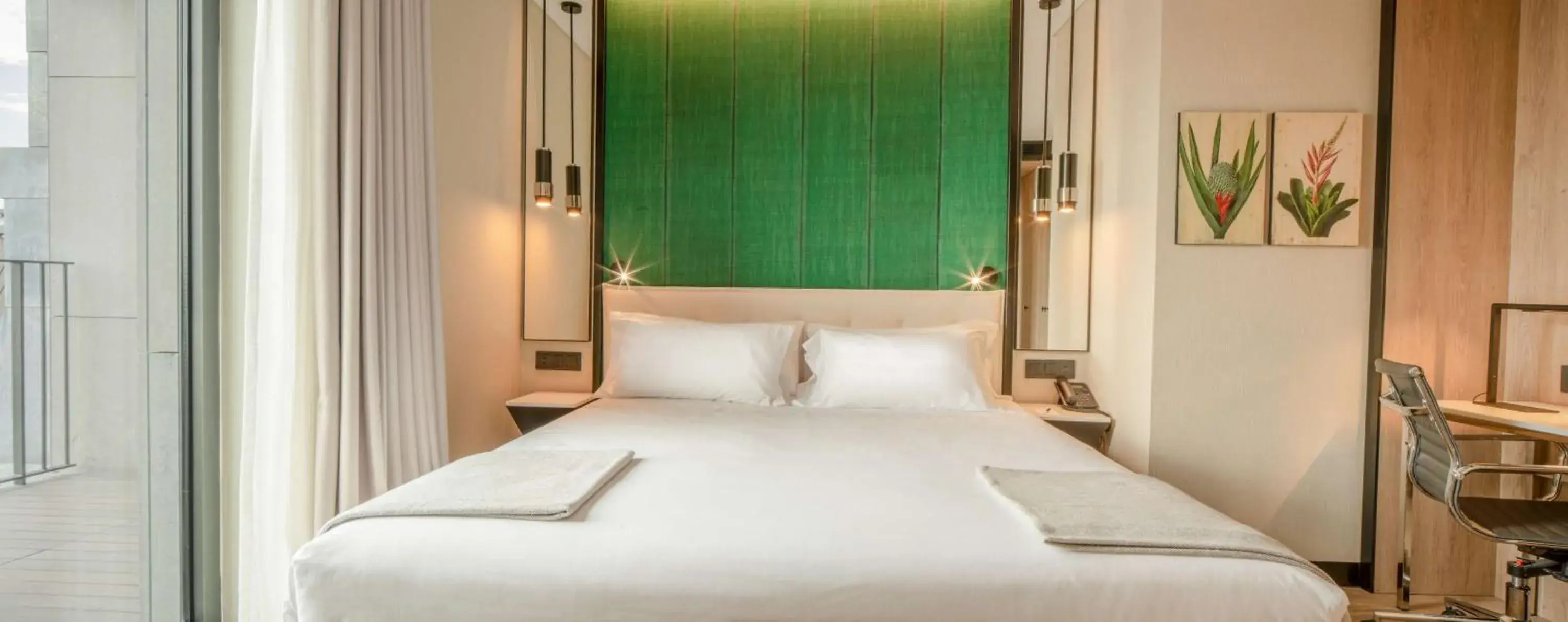 Photo of the whole room, Bed in NH Porto Jardim Photo of the whole room, Bed in NH Porto Jardim