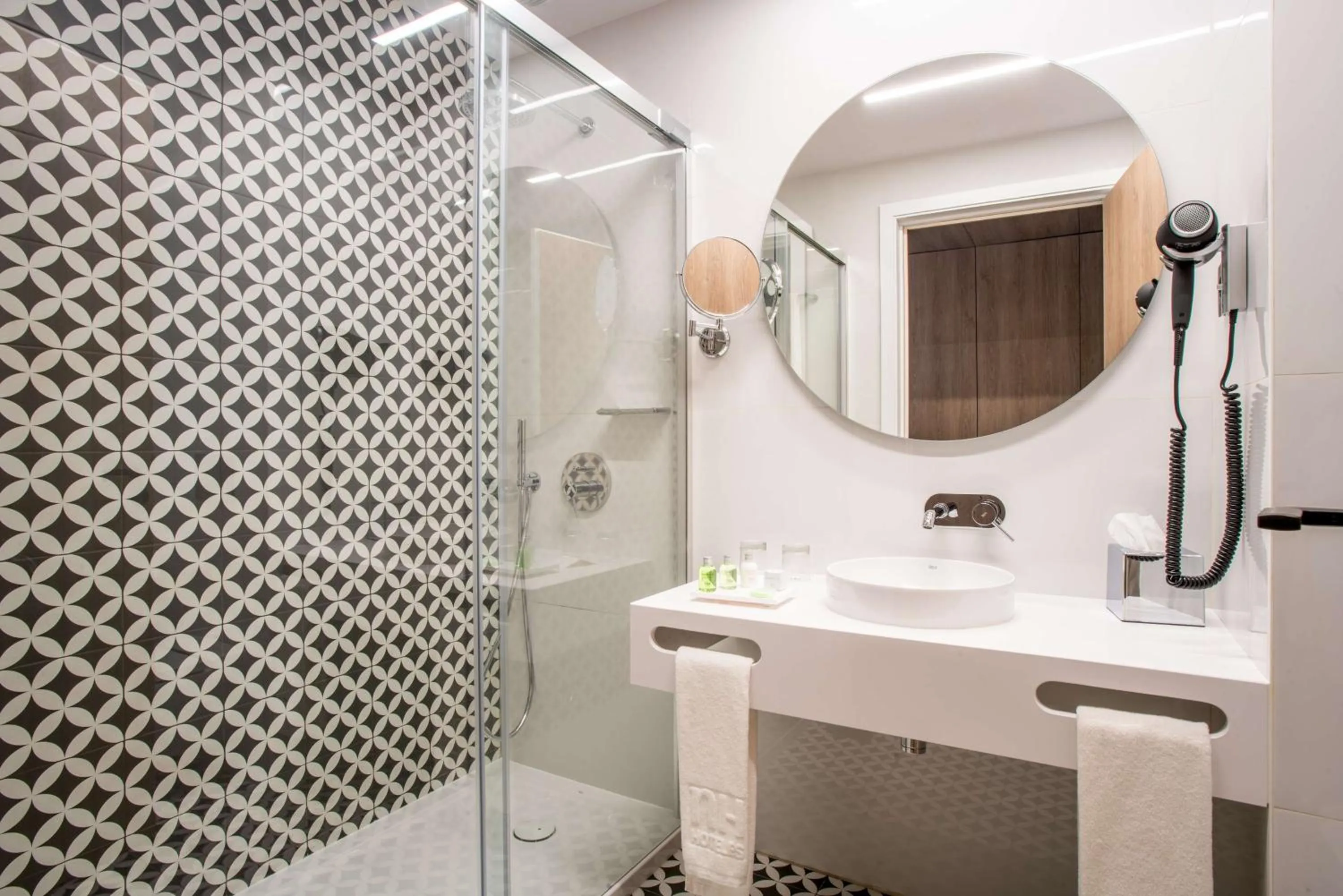 Shower in NH Porto Jardim