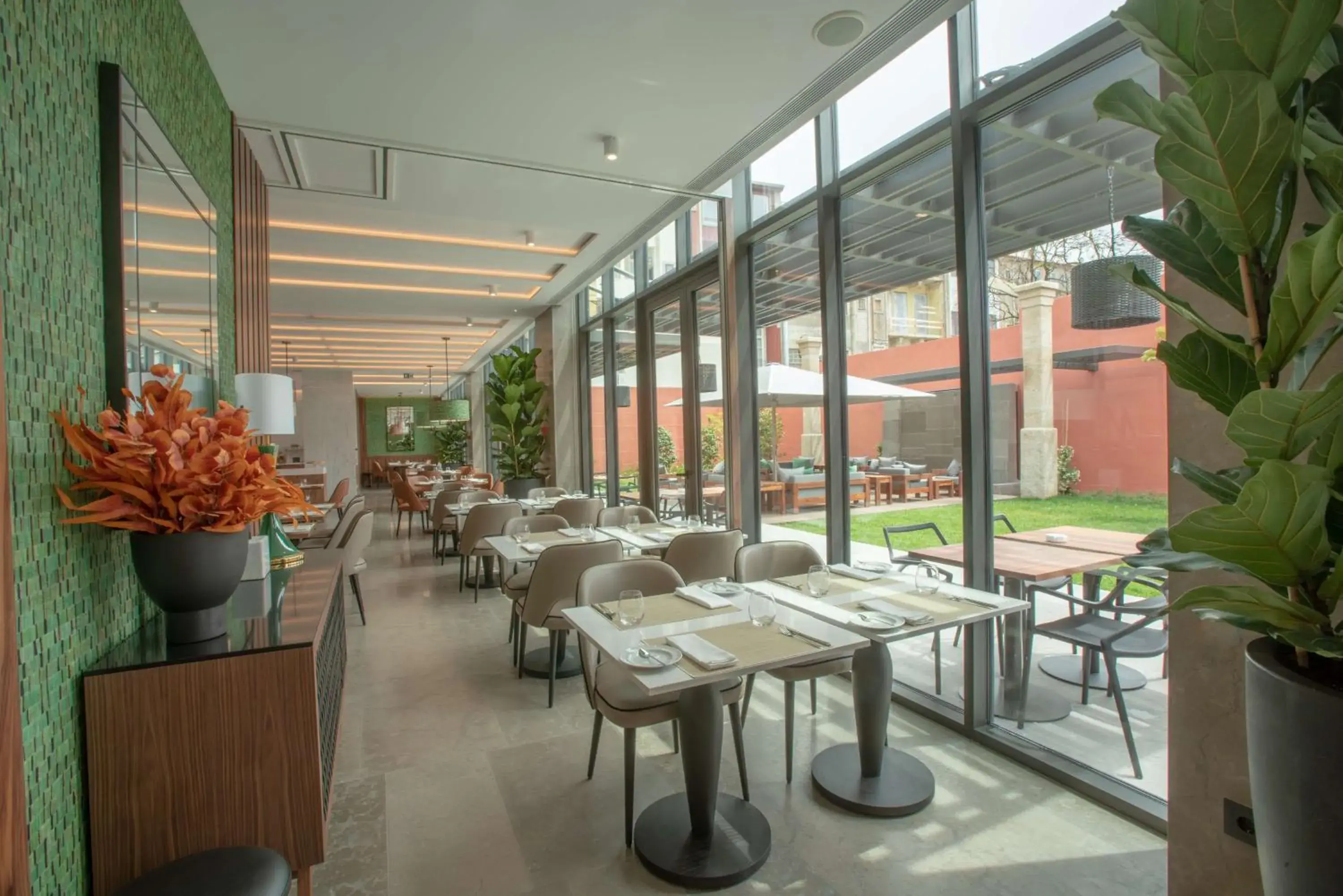 Restaurant/places to eat in NH Porto Jardim Restaurant/places to eat in NH Porto Jardim