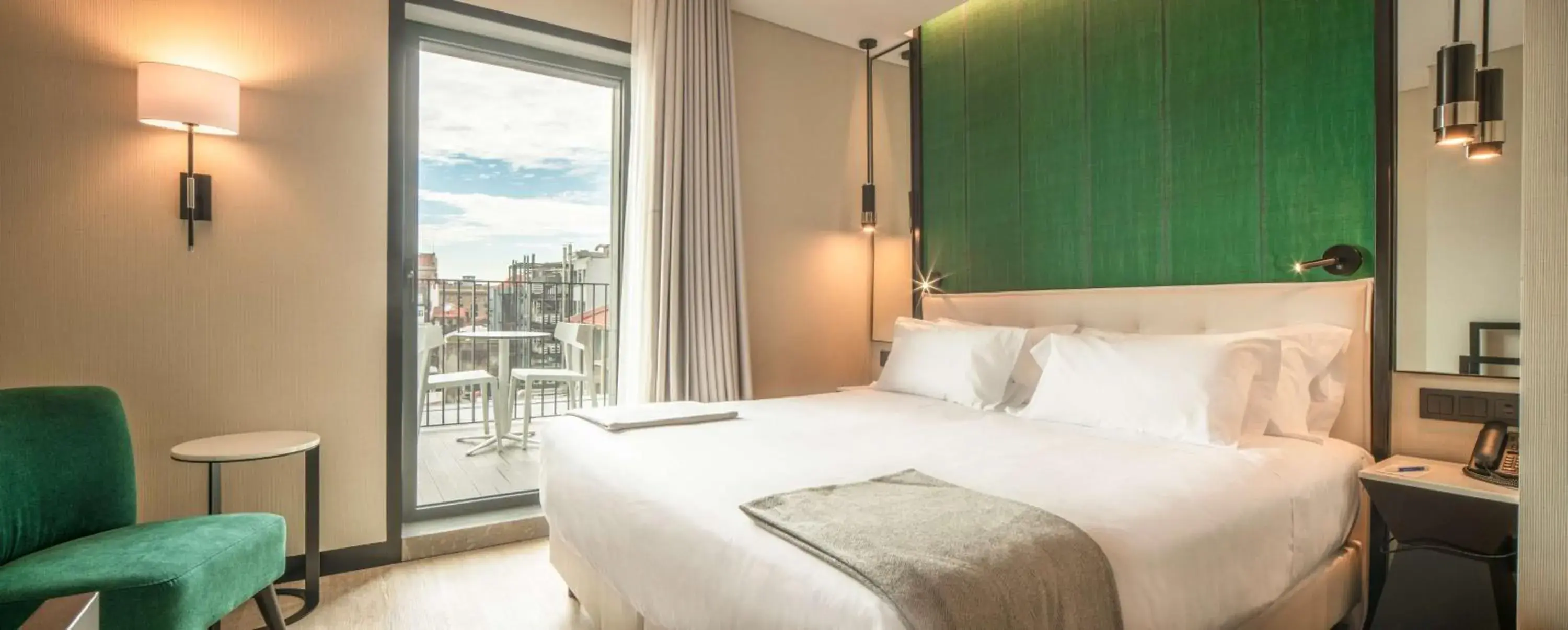 Photo of the whole room, Bed in NH Porto Jardim Photo of the whole room, Bed in NH Porto Jardim