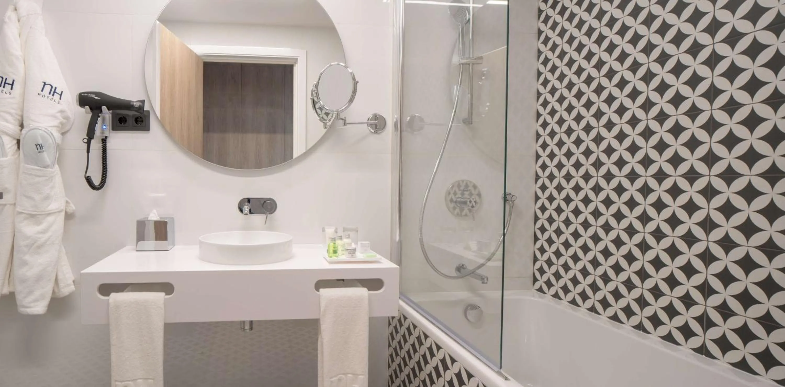 Shower in NH Porto Jardim