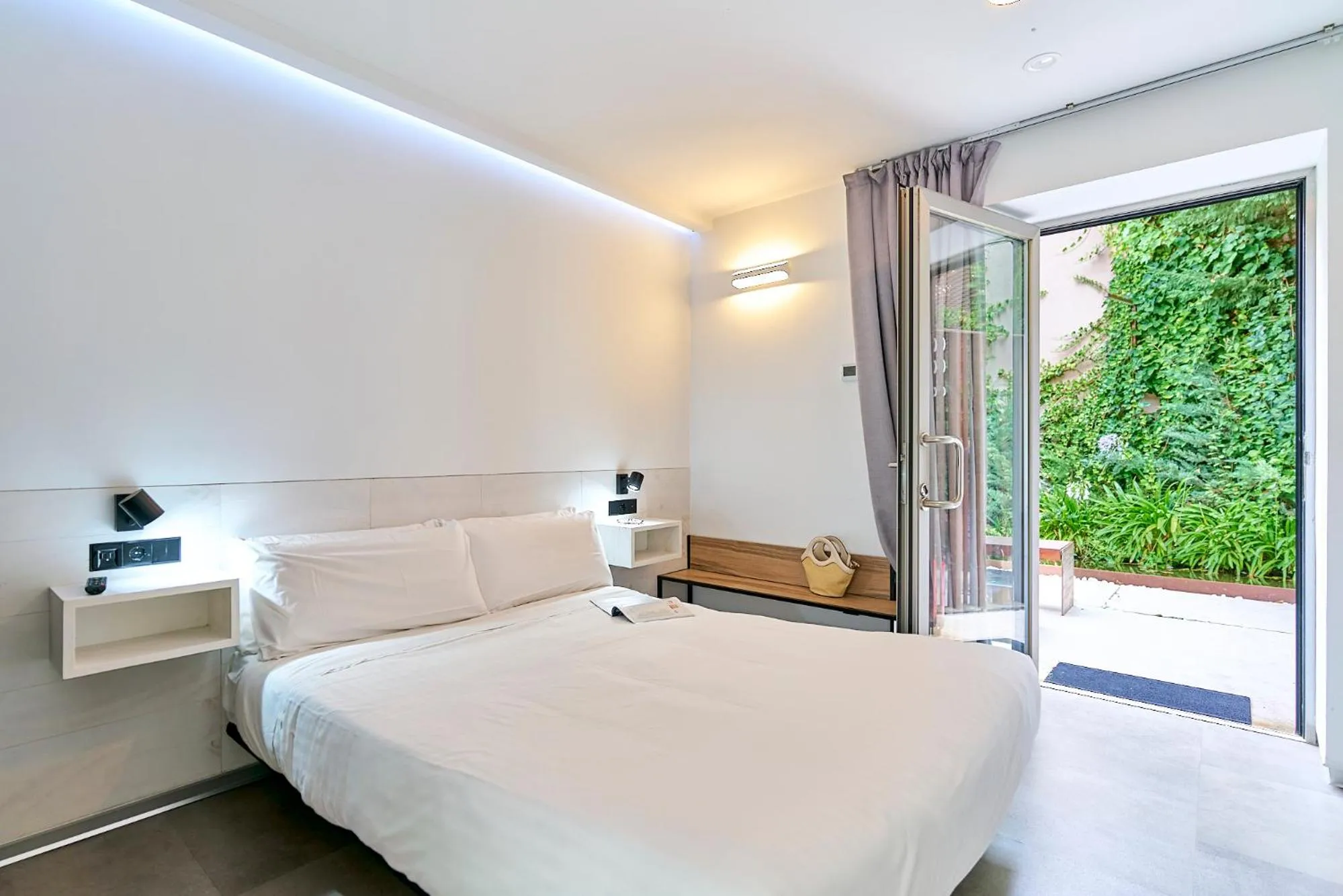 Shower, Bed in Hotel Melibea by gaiarooms