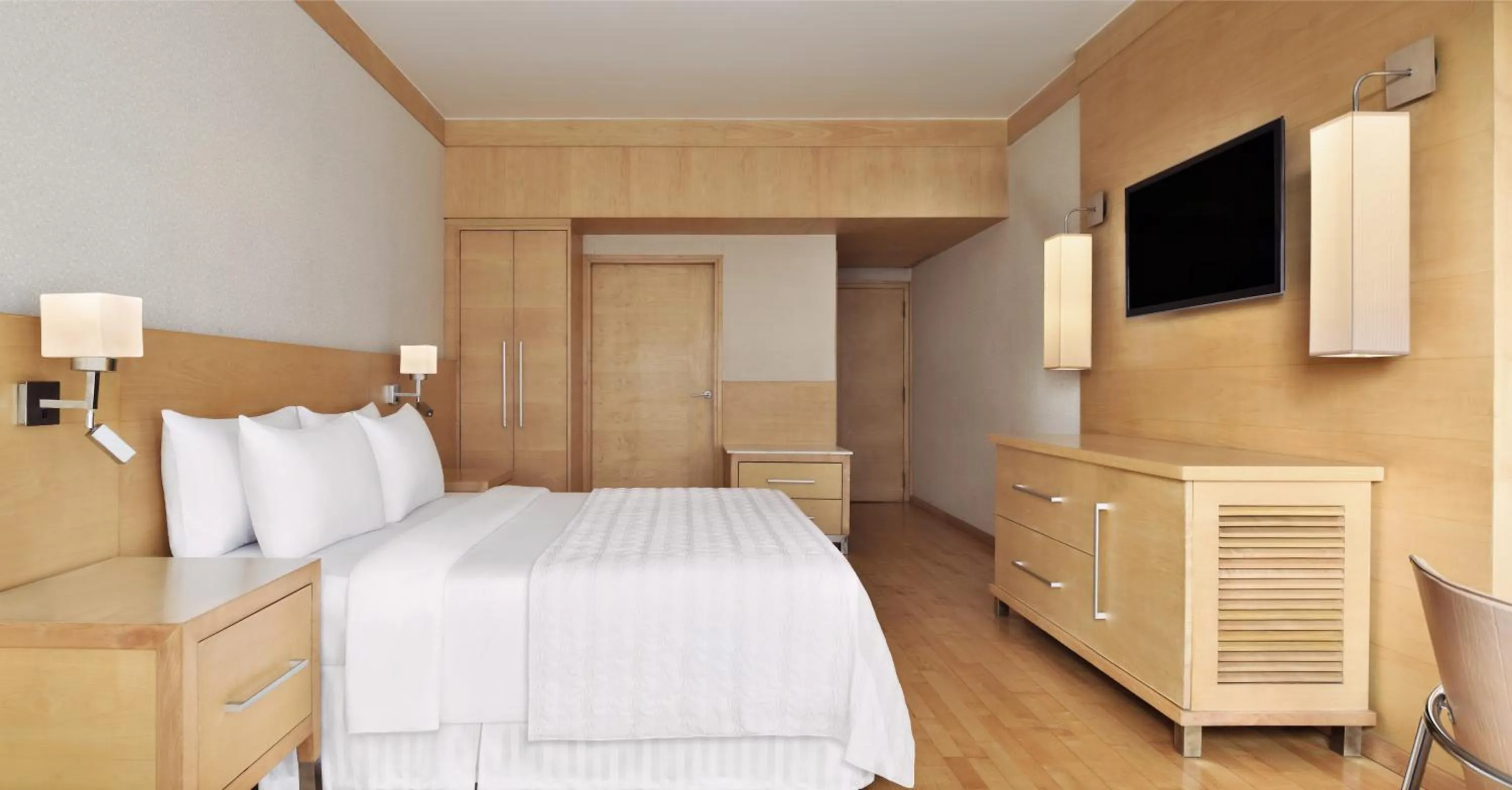 Bedroom, Bed in Le Meridien New Delhi