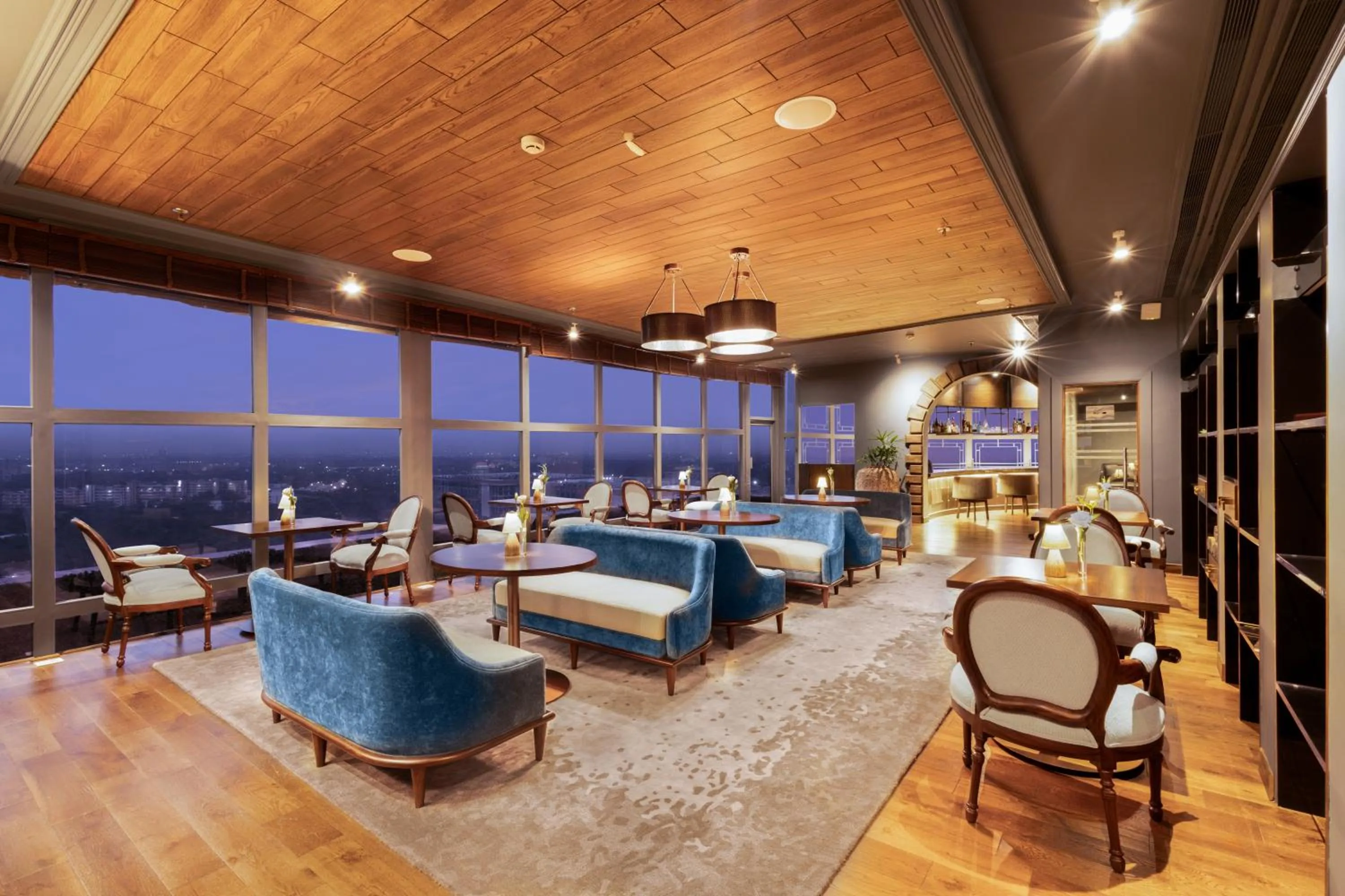 Lounge or bar in Le Meridien New Delhi