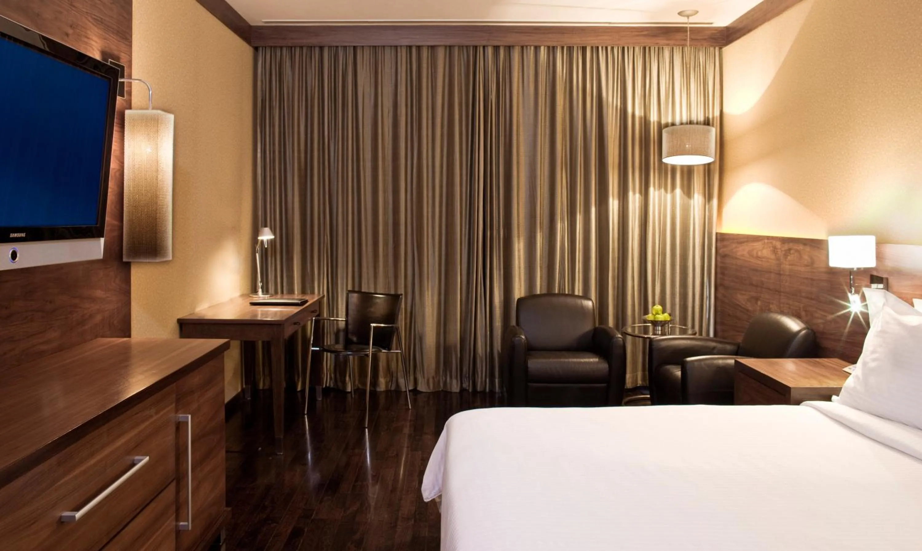 Photo of the whole room, Bed in Le Meridien New Delhi