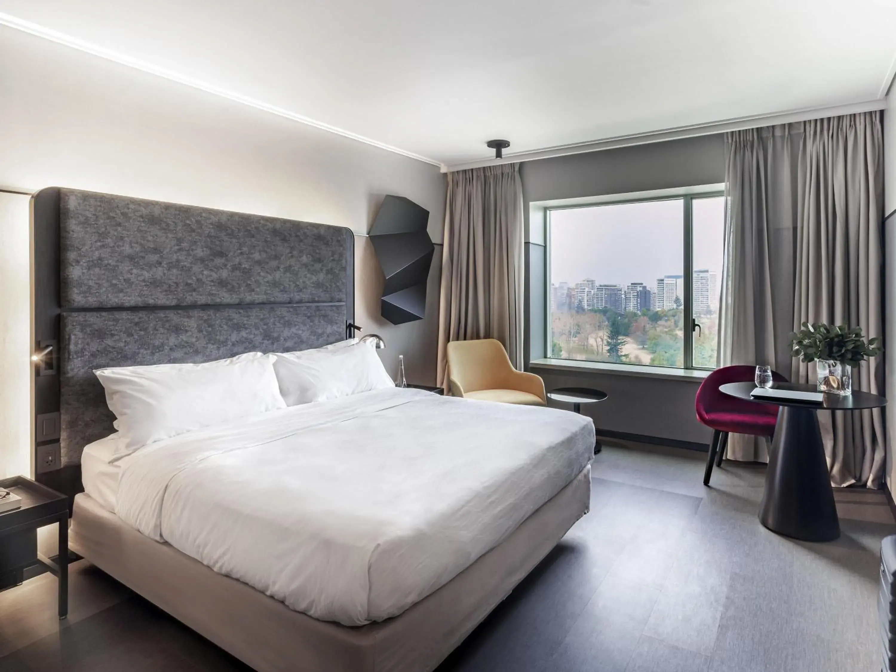 Property building, Bed in Pullman Santiago Vitacura Property building, Bed in Pullman Santiago Vitacura