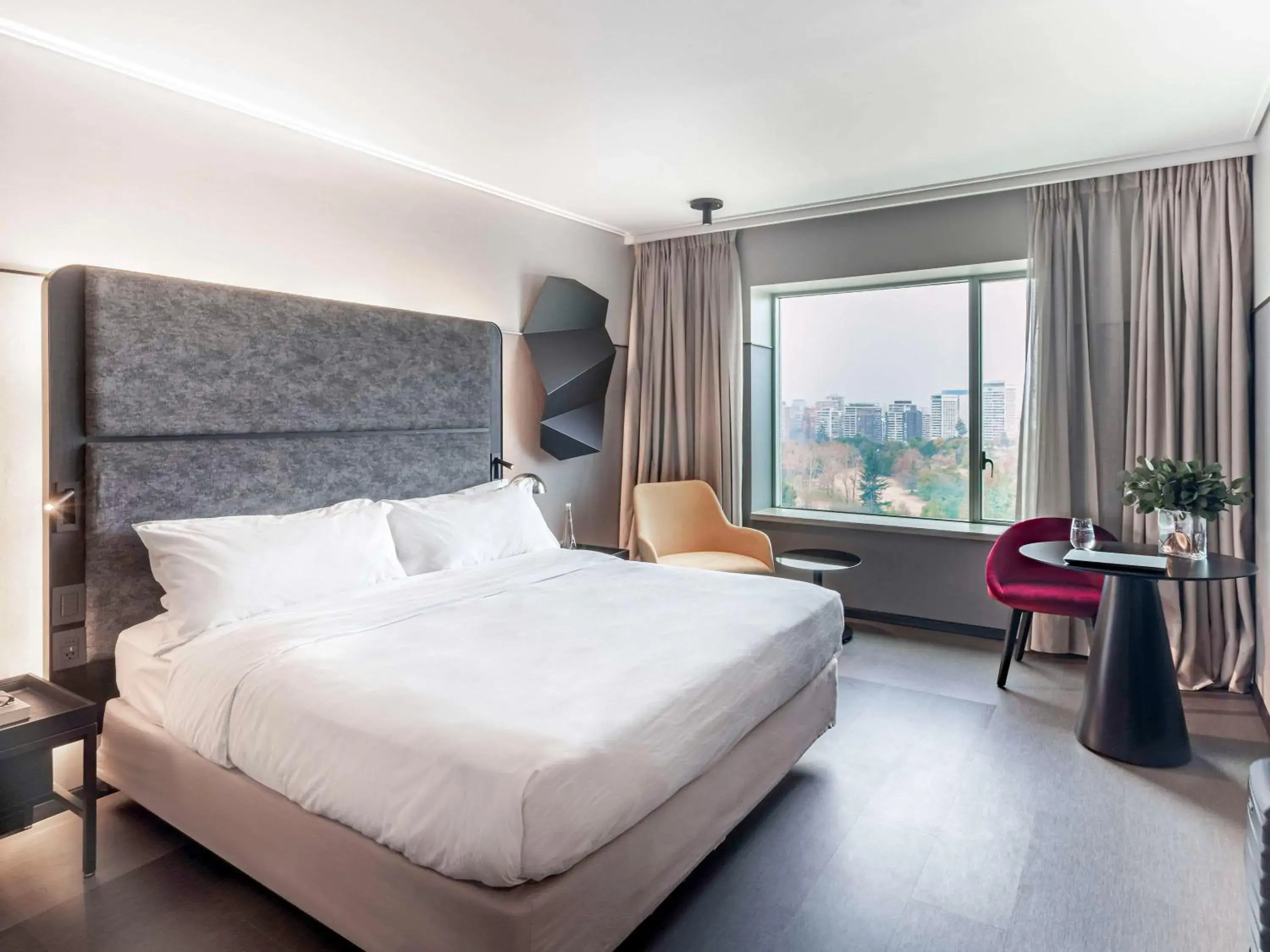 Property building, Bed in Pullman Santiago Vitacura Property building, Bed in Pullman Santiago Vitacura