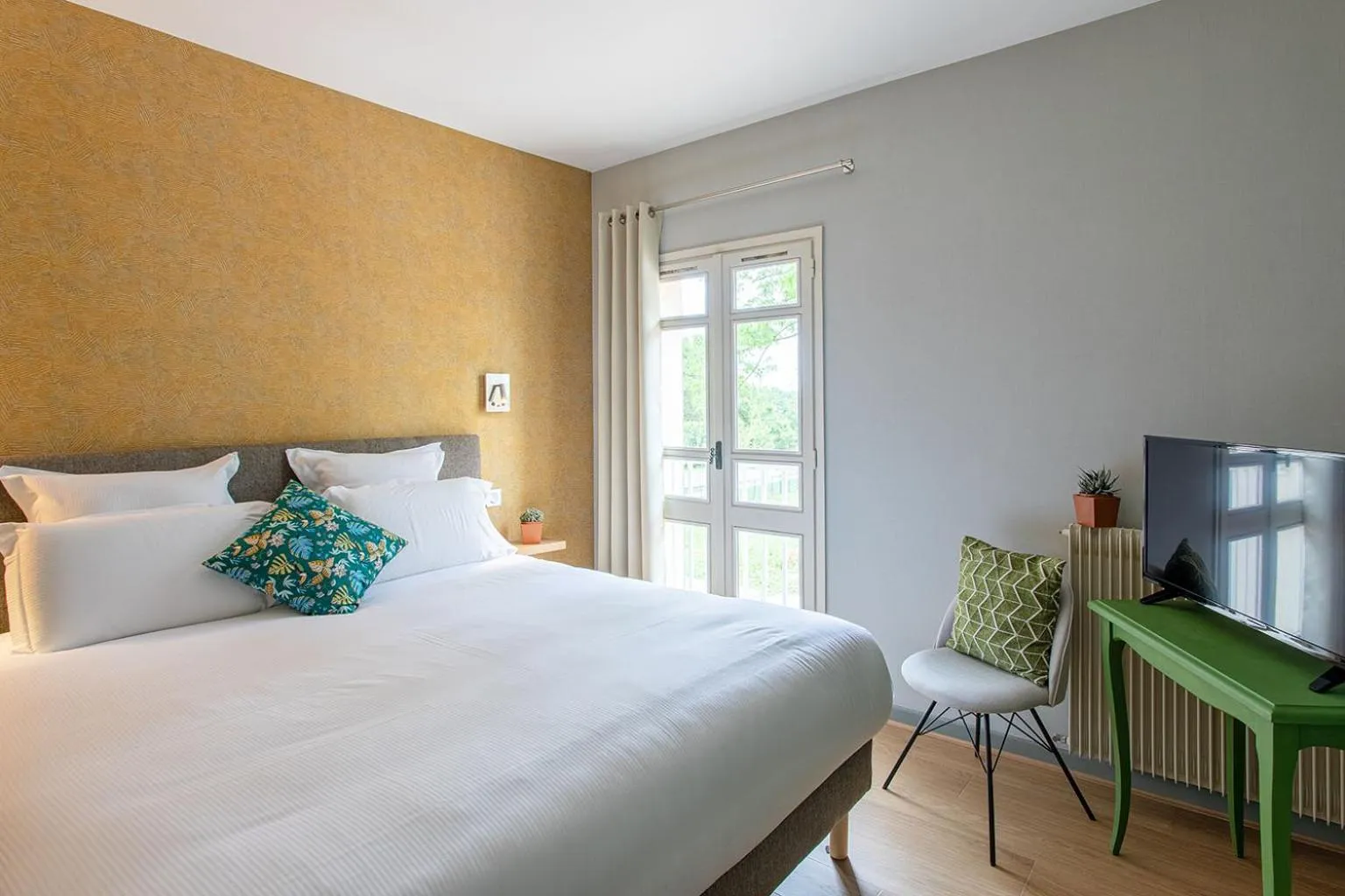 Bed in Hôtel Restaurant Gastronomique La Huchette