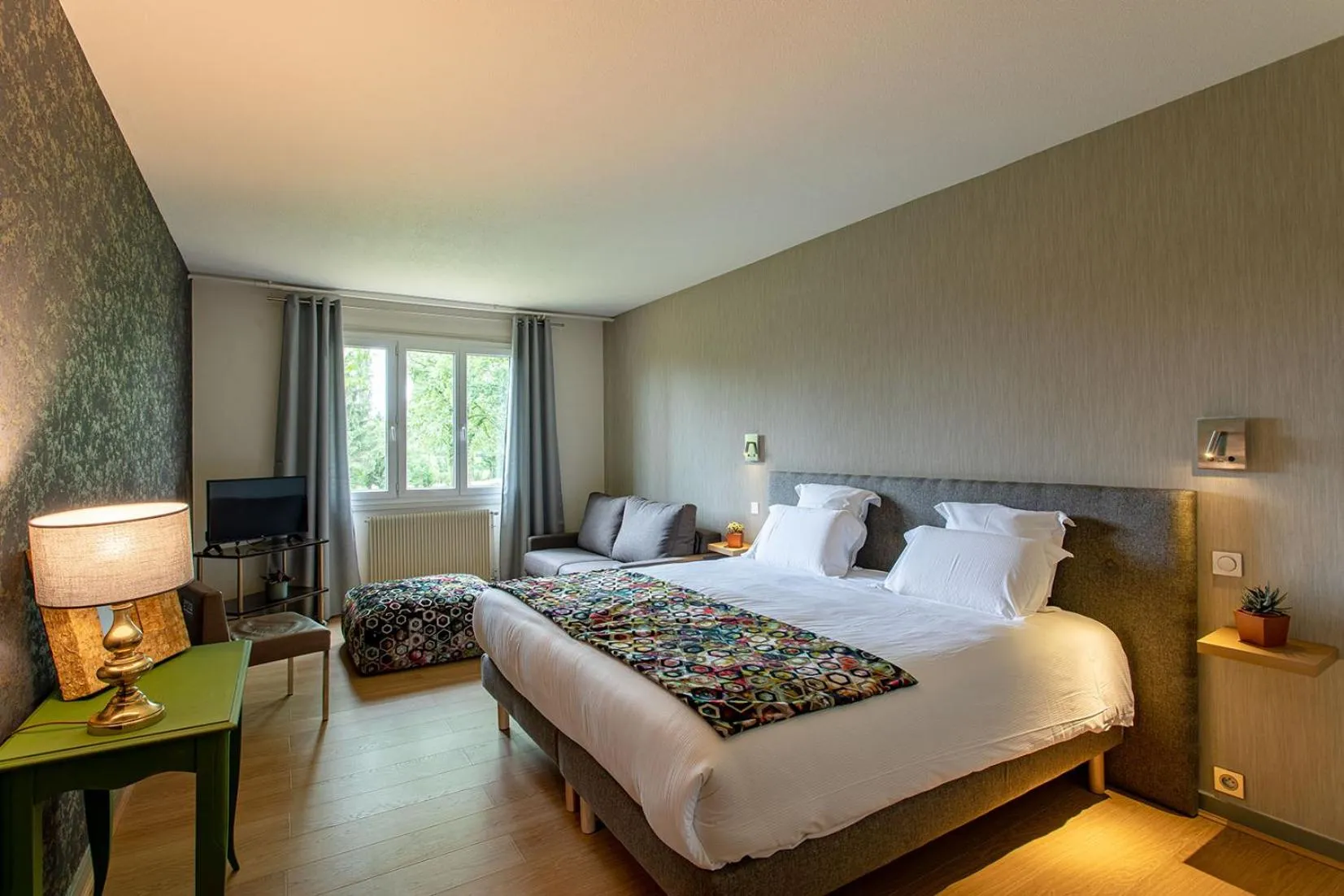 Bed in Hôtel Restaurant Gastronomique La Huchette