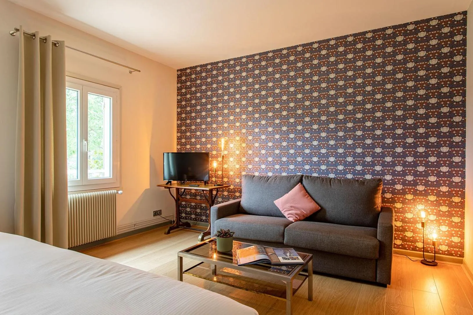 Communal lounge/ TV room, Bed in Hôtel Restaurant Gastronomique La Huchette