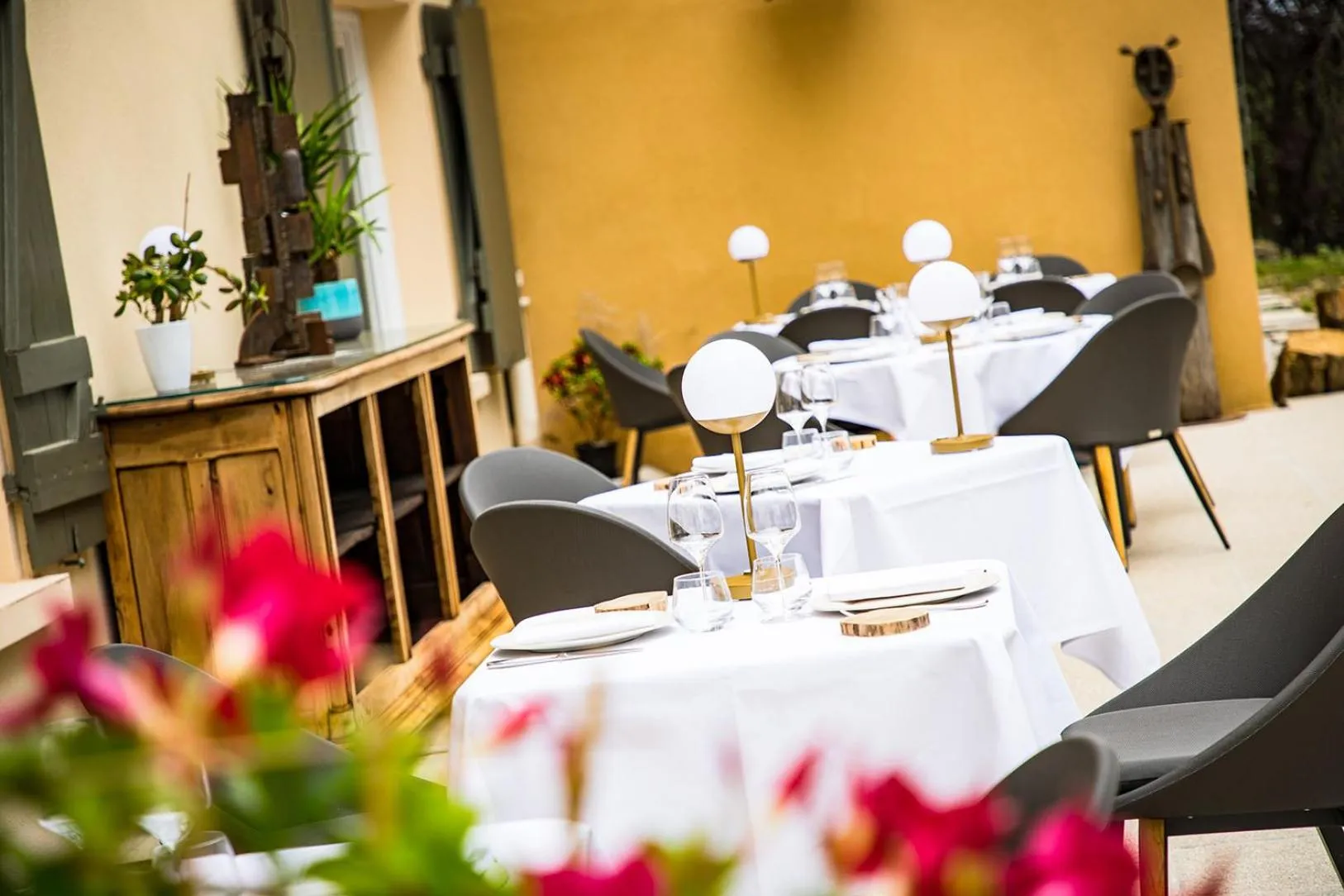 Patio in Hôtel Restaurant Gastronomique La Huchette