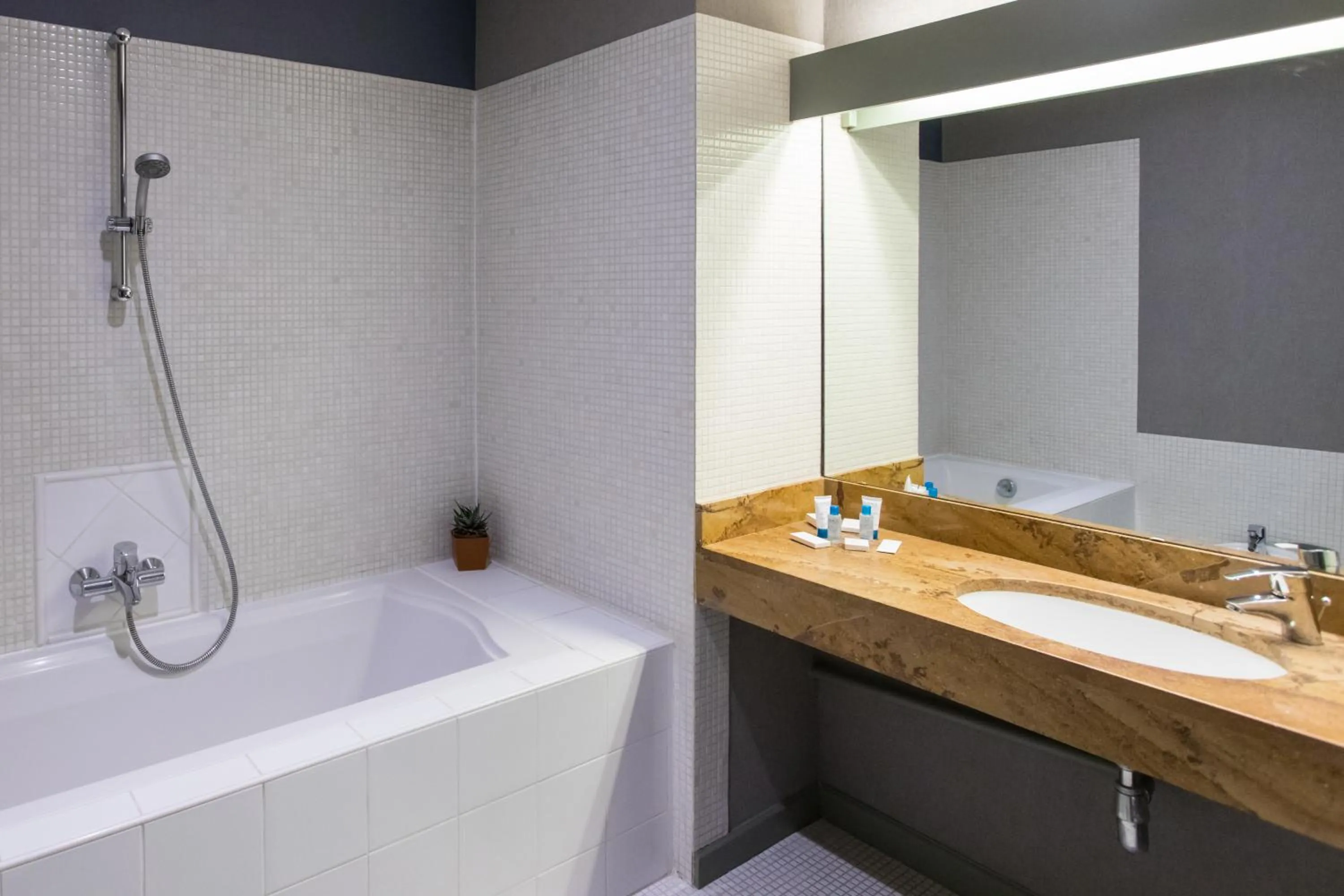 Bathroom in Hôtel Restaurant Gastronomique La Huchette