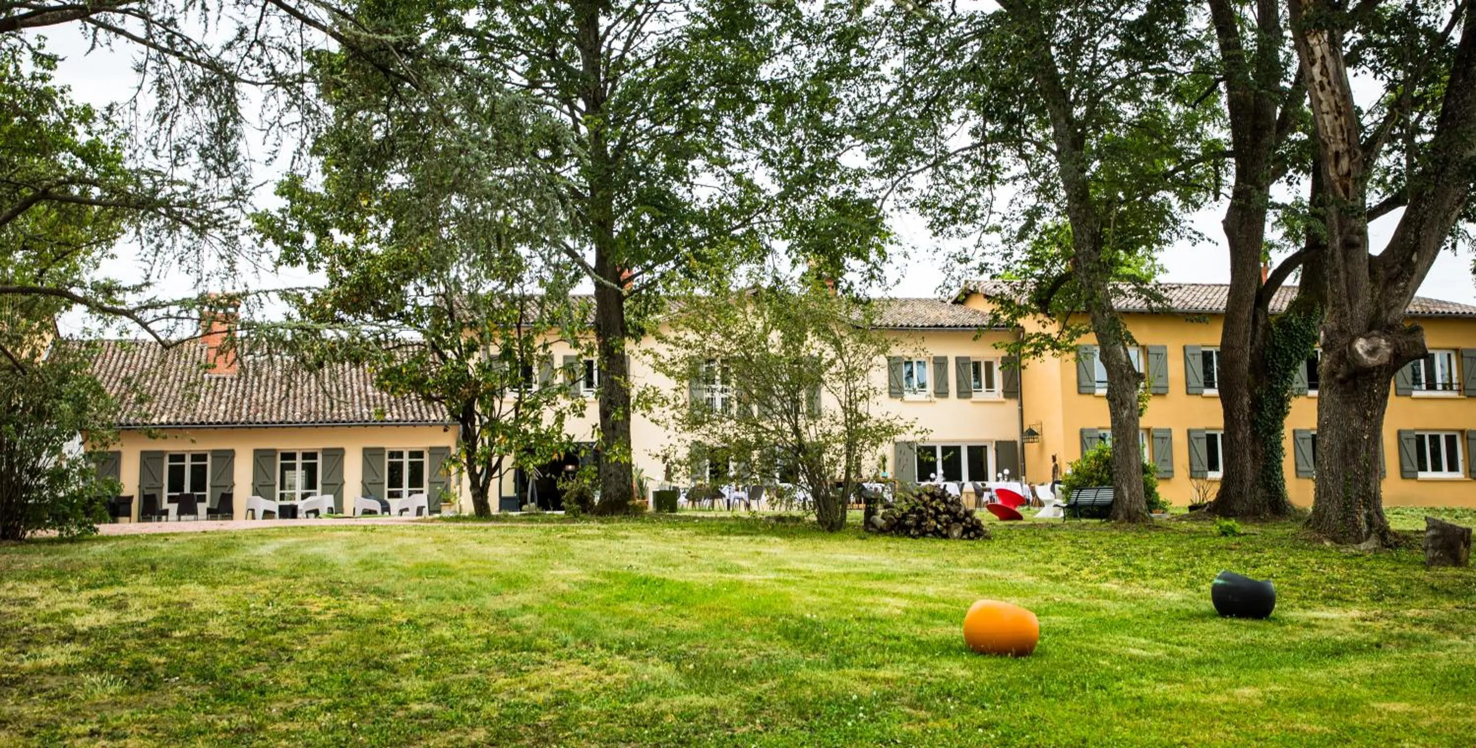 Garden in Hôtel Restaurant Gastronomique La Huchette