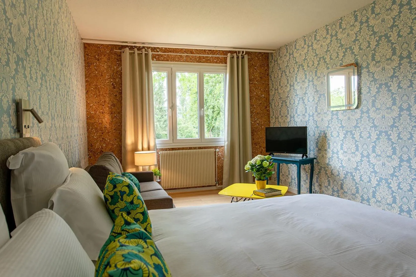 Communal lounge/ TV room, Bed in Hôtel Restaurant Gastronomique La Huchette