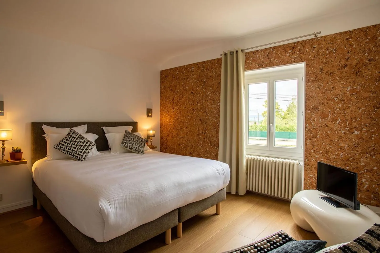 Bed in Hôtel Restaurant Gastronomique La Huchette