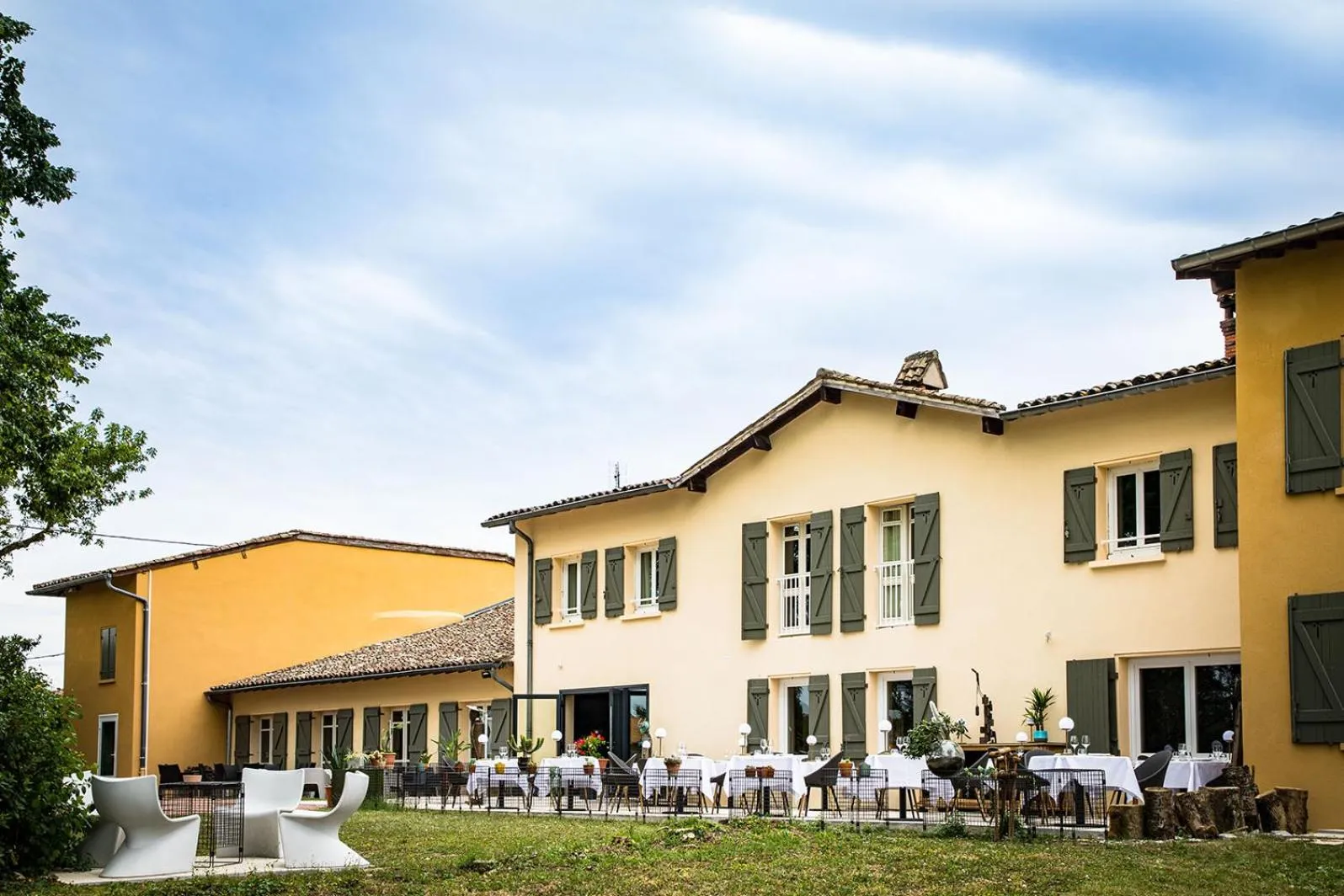 Property building in Hôtel Restaurant Gastronomique La Huchette