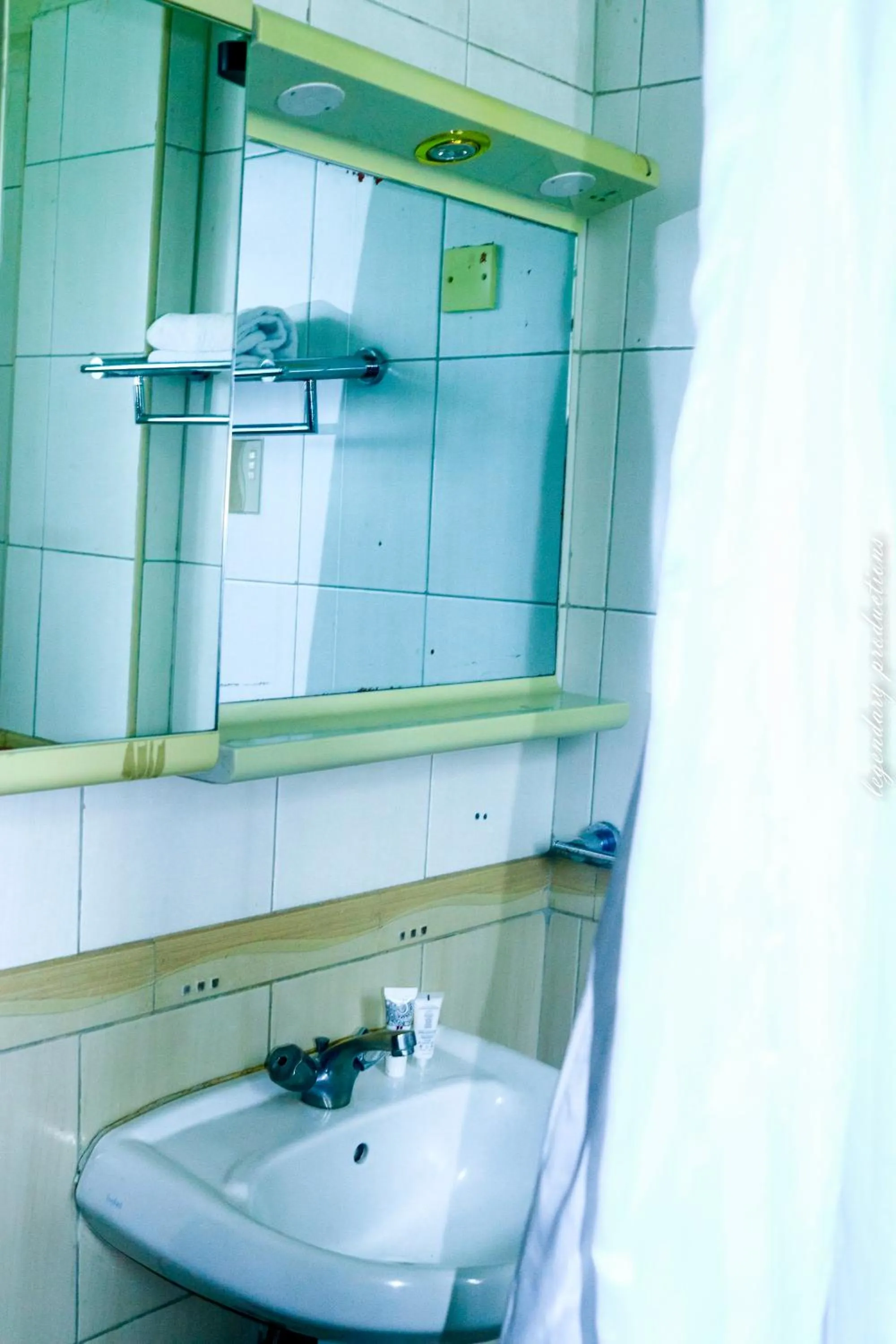 Bathroom in Jamia Central Hotel