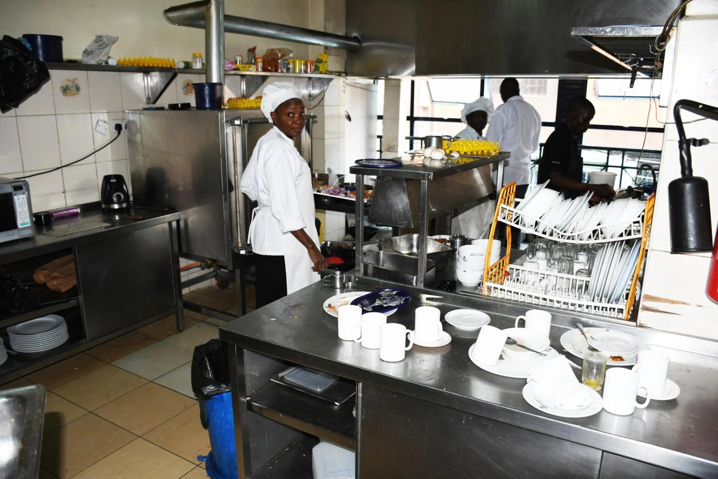 Communal kitchen in Jamia Central Hotel