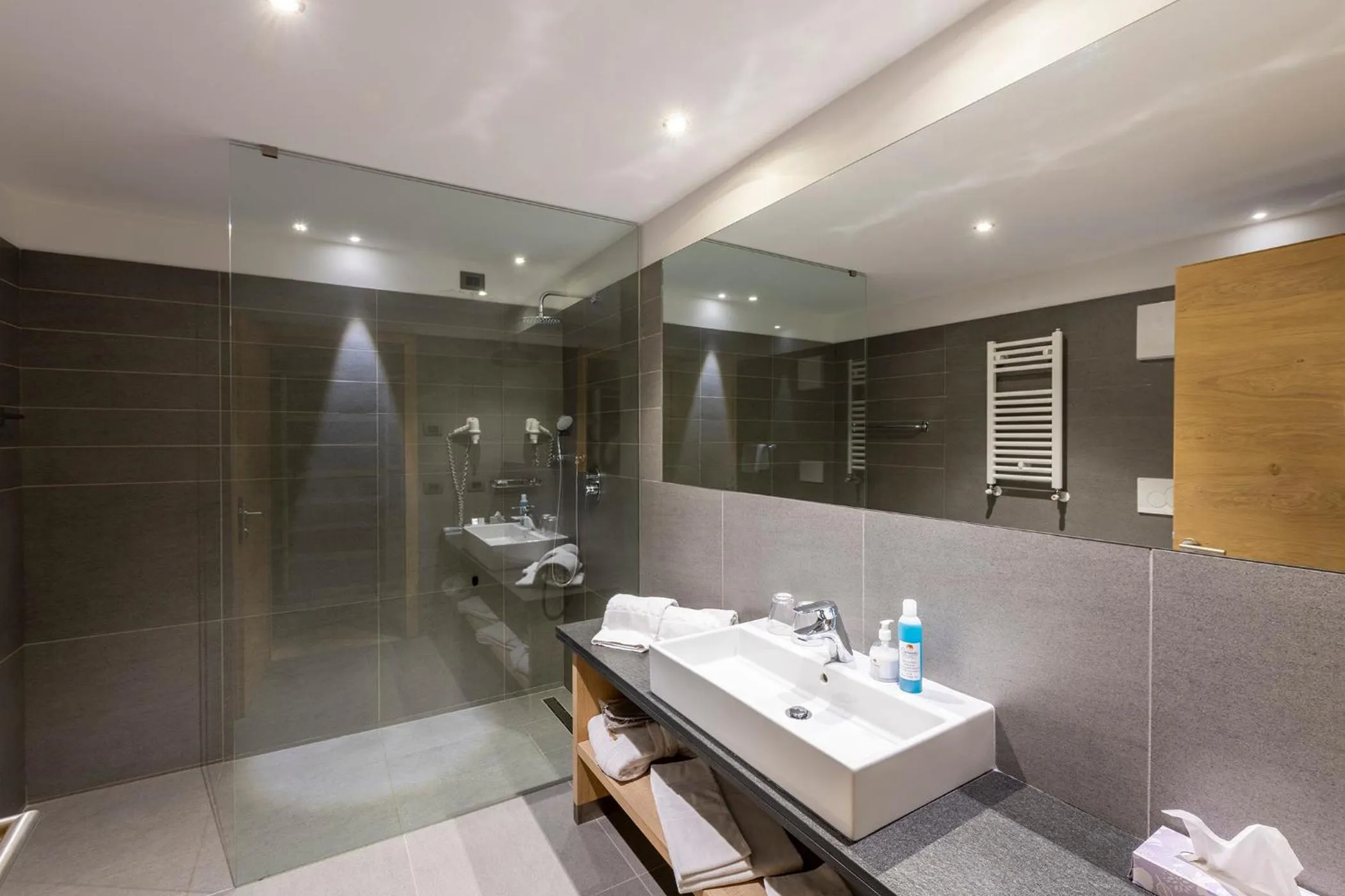 Shower in Design & Suite Hotel Ciarnadoi