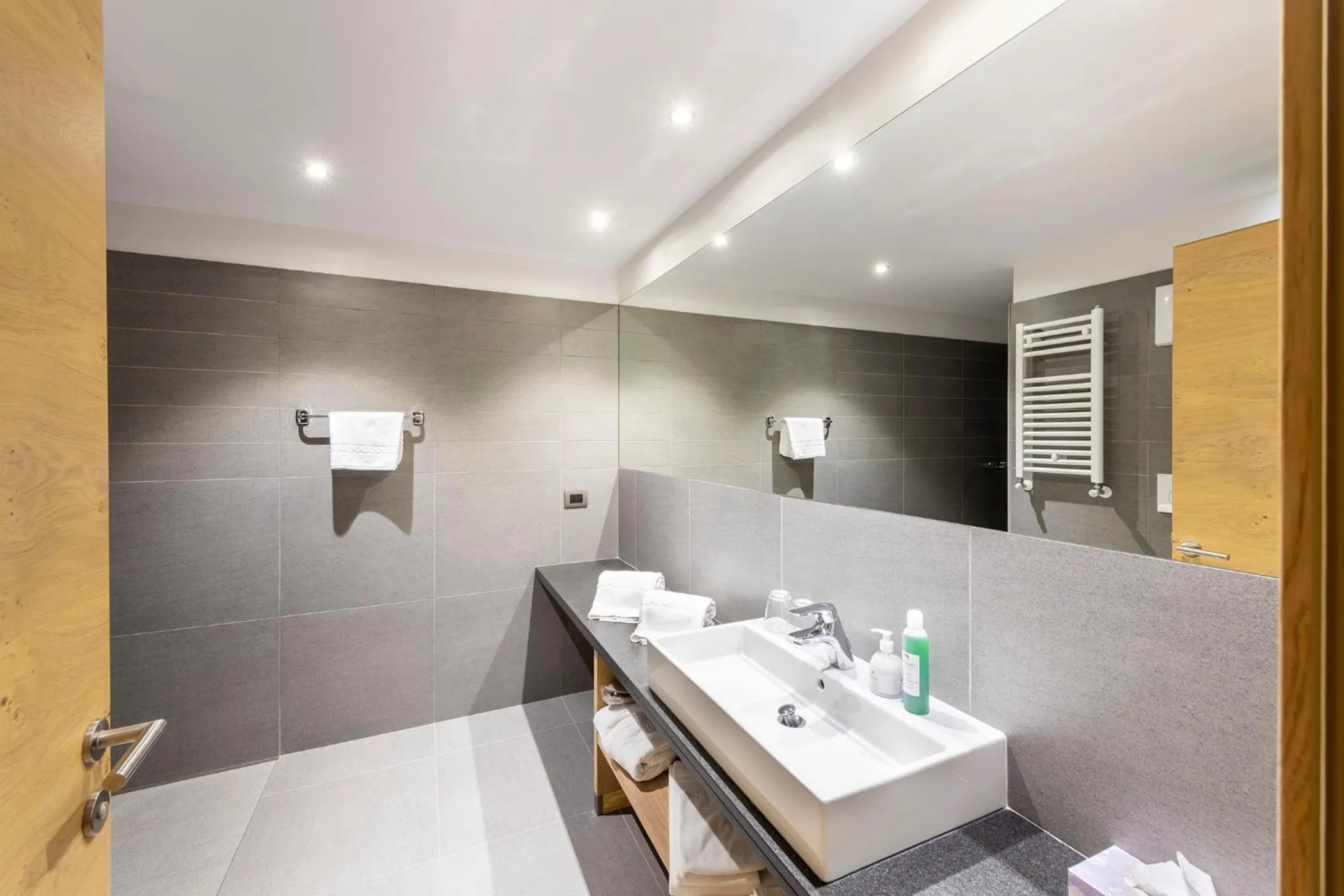 Bathroom in Design & Suite Hotel Ciarnadoi