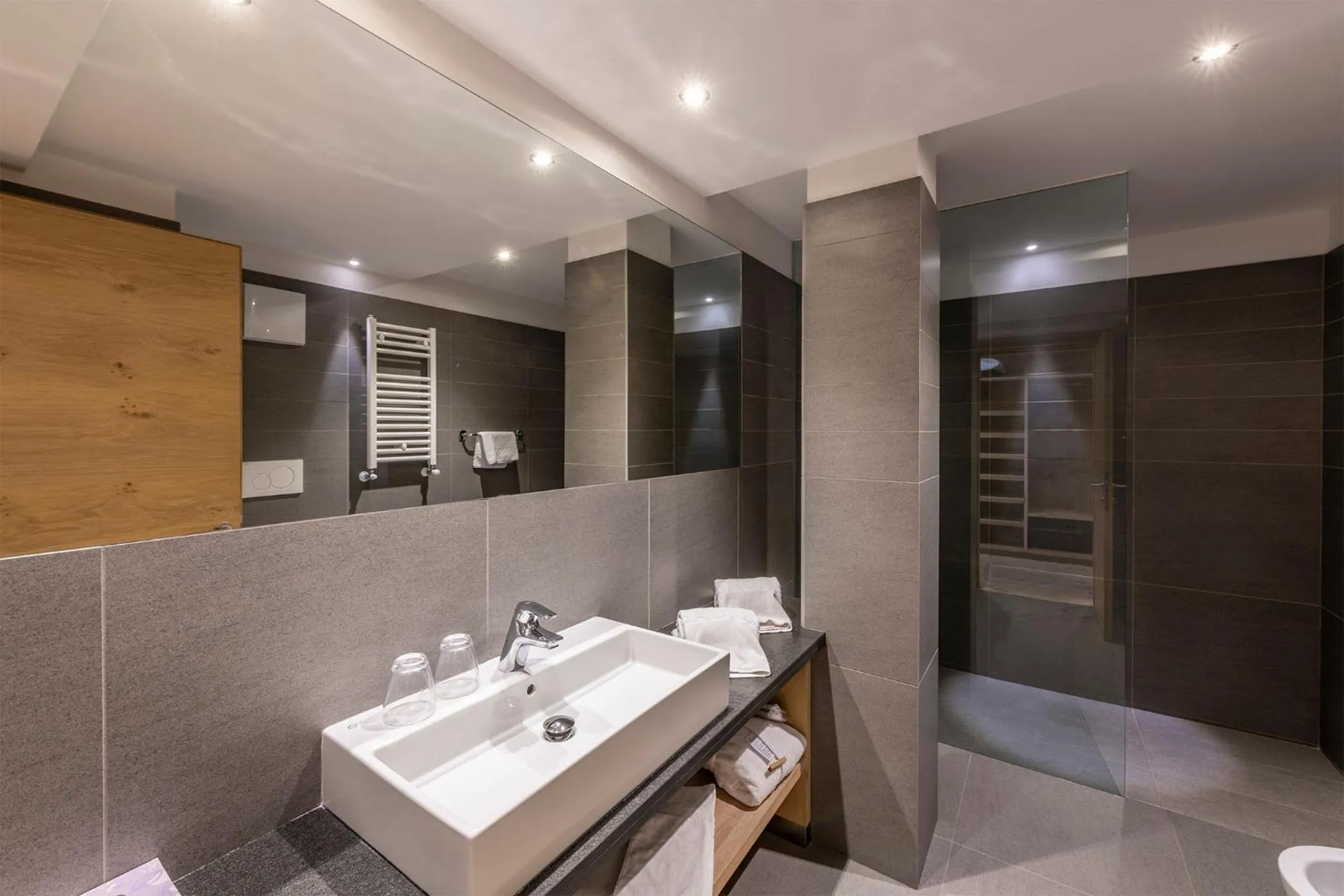 Shower in Design & Suite Hotel Ciarnadoi