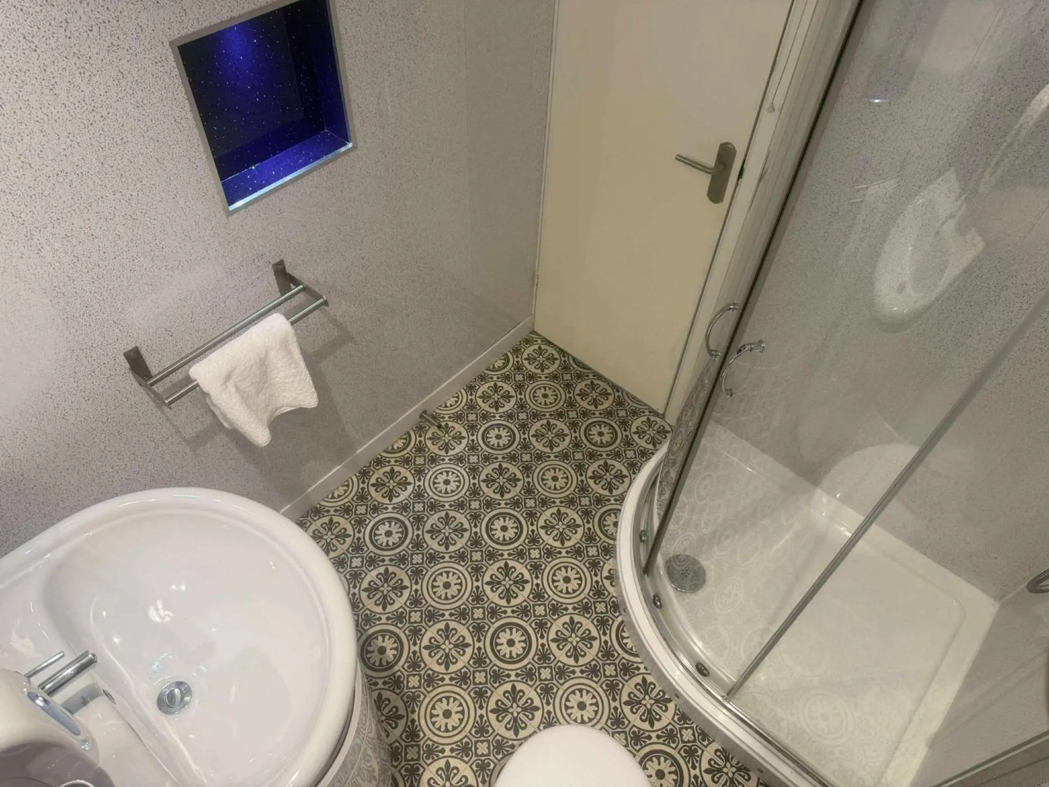 Bathroom in The Jubilee Hotel East - with NEWLY REFURBISHED SPA FACILITIES - GAMESPIT - AND SMOKEHOUSE