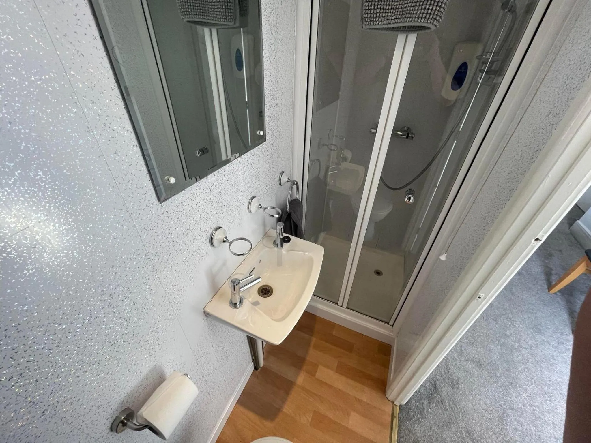 Bathroom in The Jubilee Hotel East - with NEWLY REFURBISHED SPA FACILITIES - GAMESPIT - AND SMOKEHOUSE