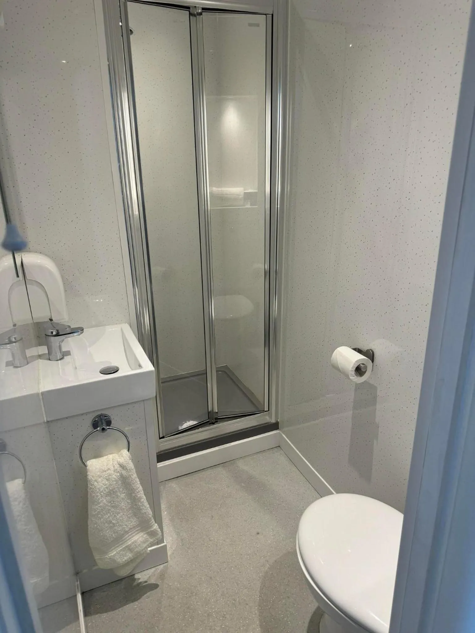 Shower in The Jubilee Hotel East - with NEWLY REFURBISHED SPA FACILITIES - GAMESPIT - AND SMOKEHOUSE