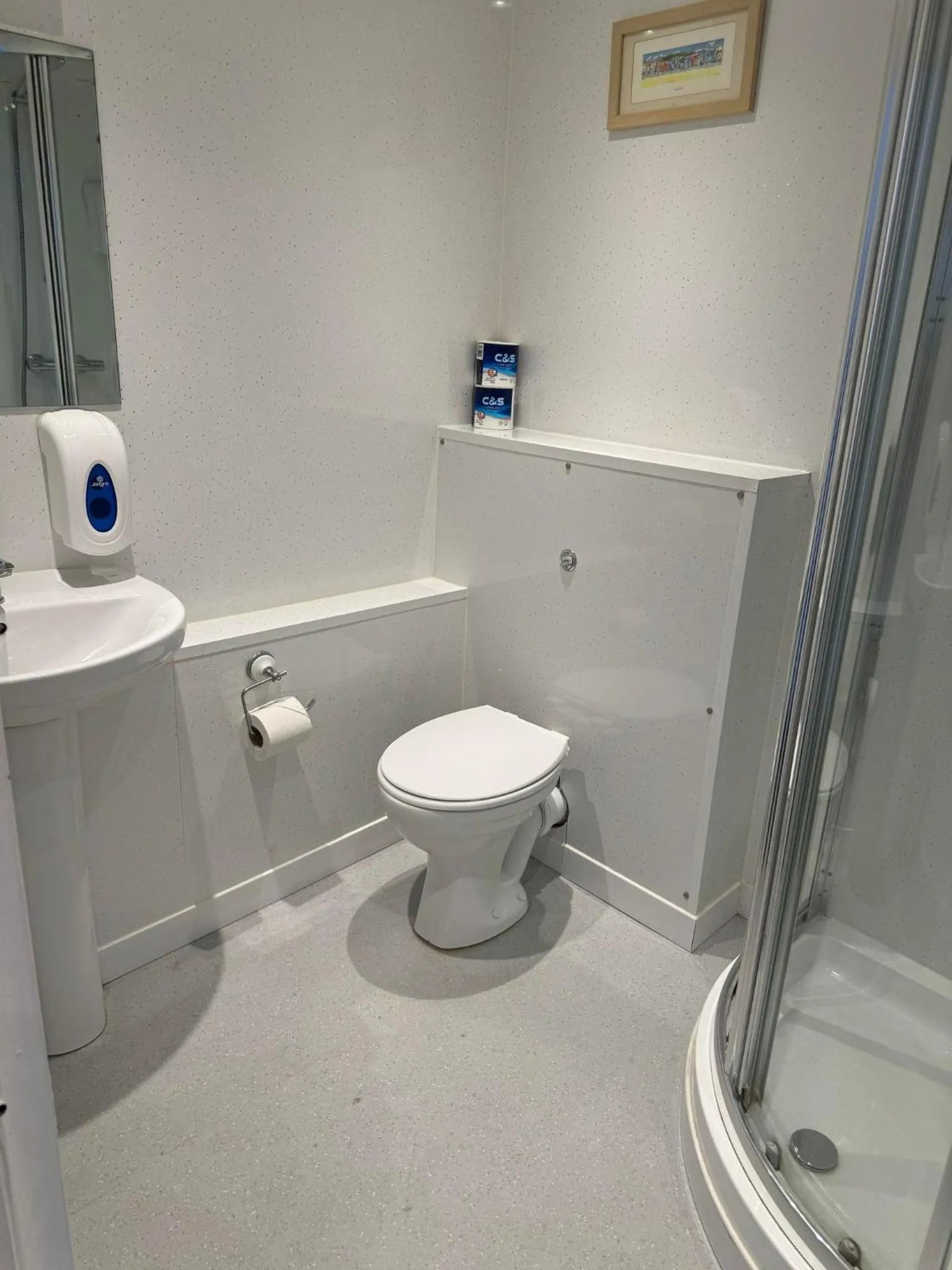 Bathroom in The Jubilee Hotel East - with NEWLY REFURBISHED SPA FACILITIES - GAMESPIT - AND SMOKEHOUSE