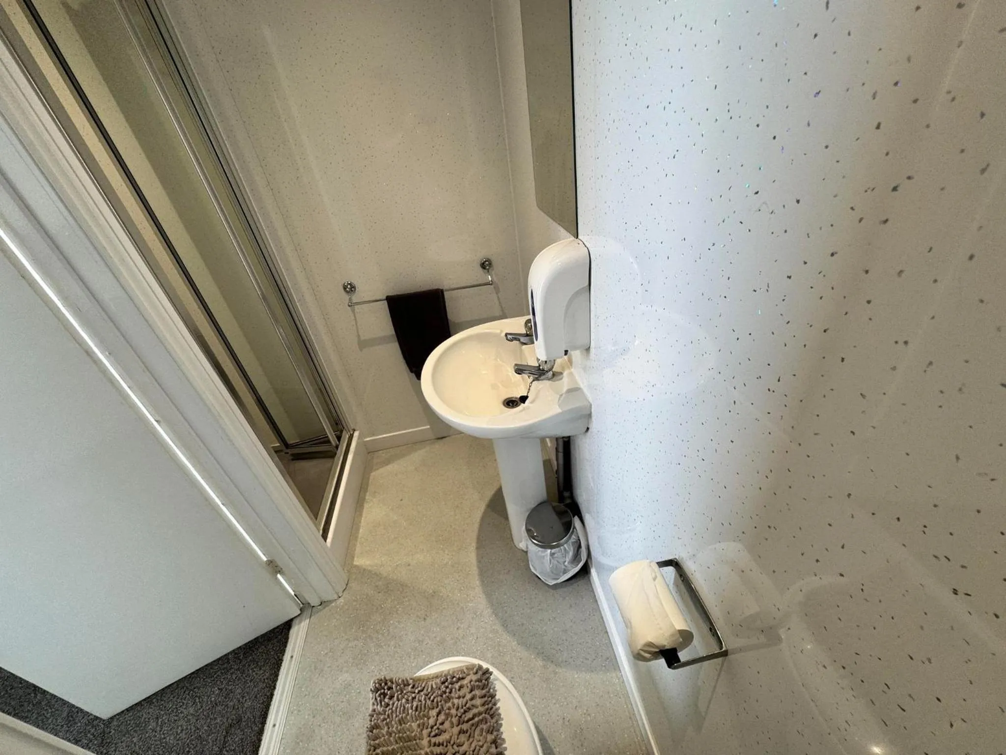 Bathroom in The Jubilee Hotel East - with NEWLY REFURBISHED SPA FACILITIES - GAMESPIT - AND SMOKEHOUSE