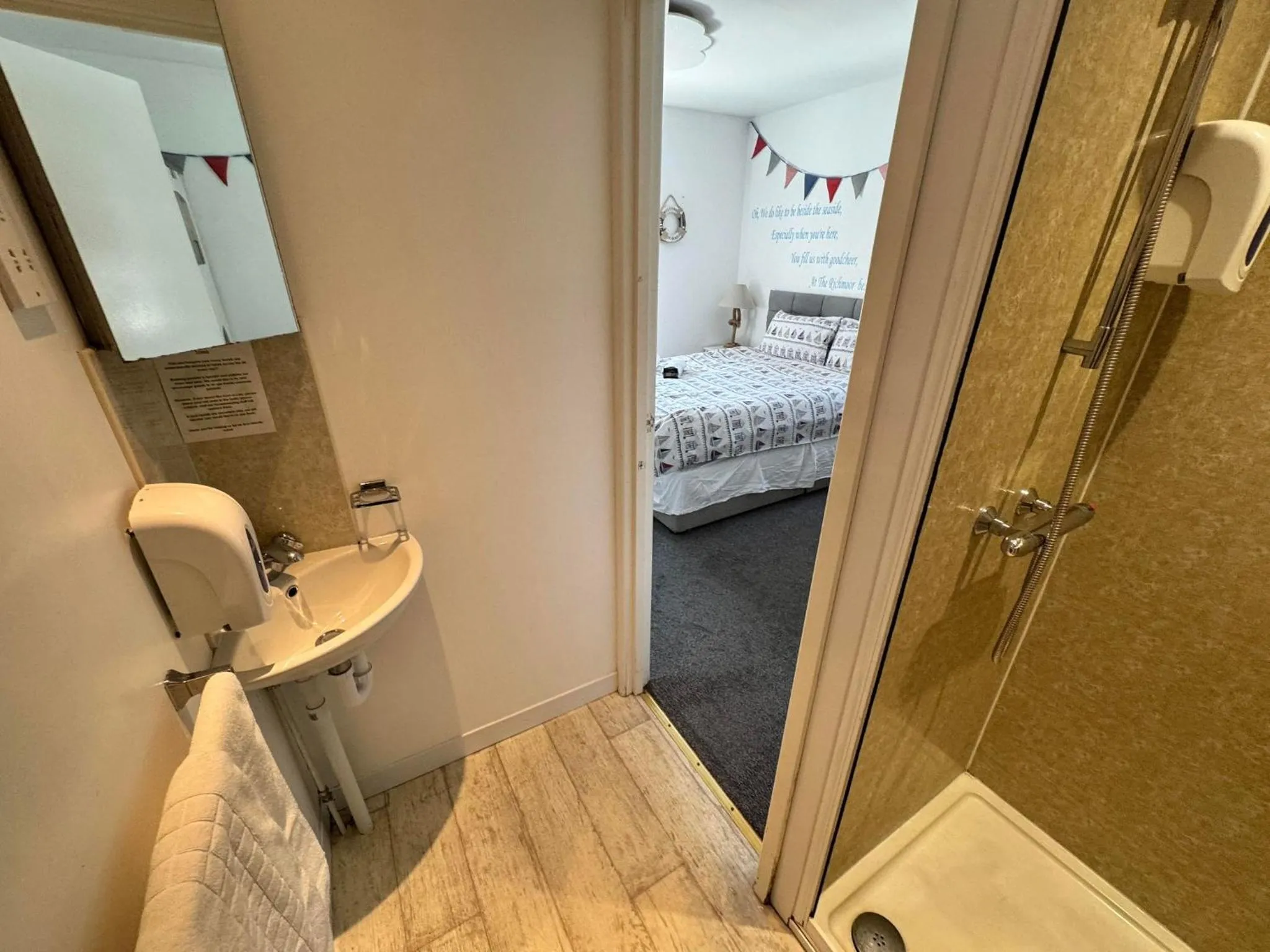 Bathroom, Bed in The Jubilee Hotel East - with NEWLY REFURBISHED SPA FACILITIES - GAMESPIT - AND SMOKEHOUSE