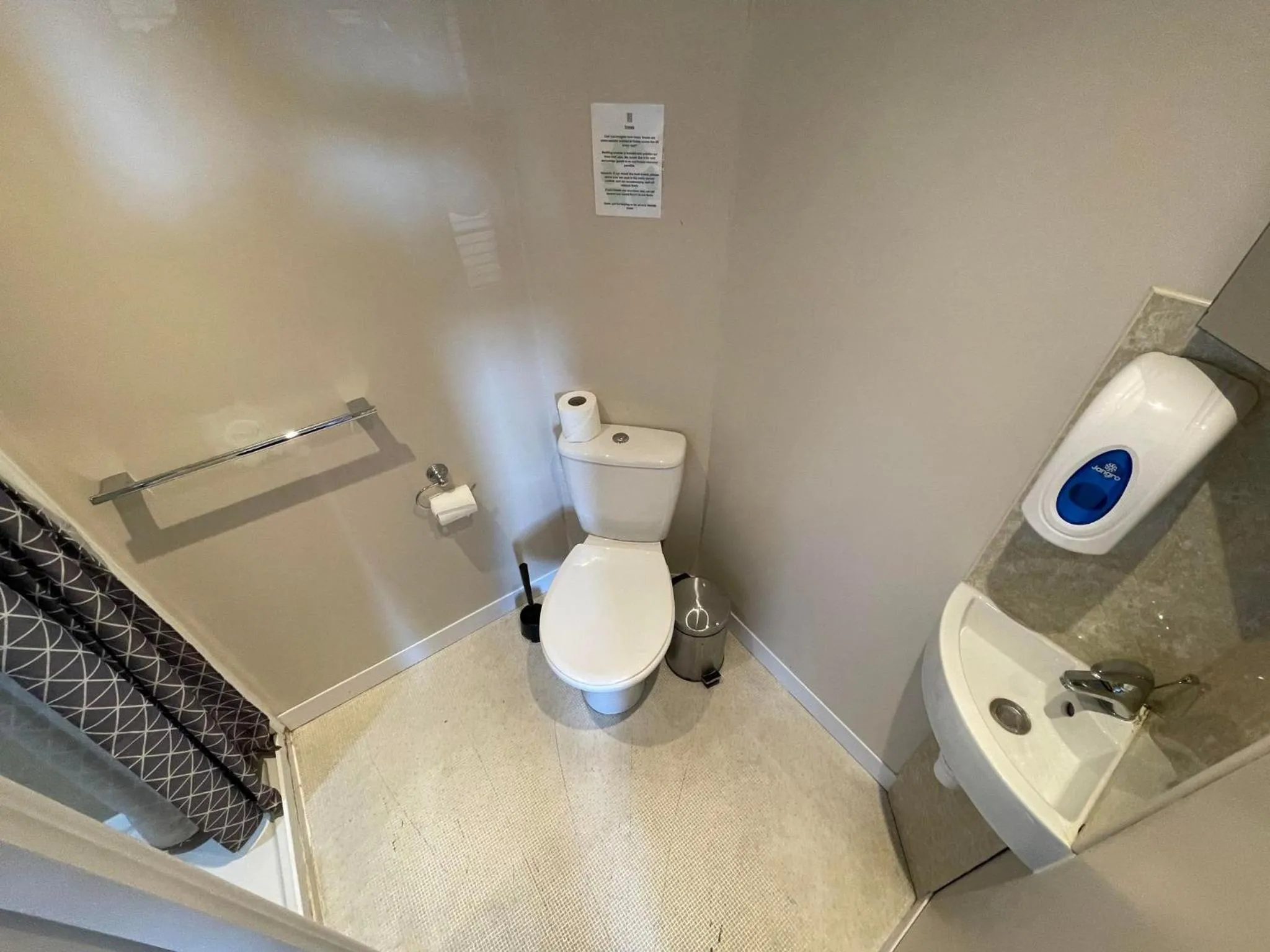 Bathroom in The Jubilee Hotel East - with NEWLY REFURBISHED SPA FACILITIES - GAMESPIT - AND SMOKEHOUSE